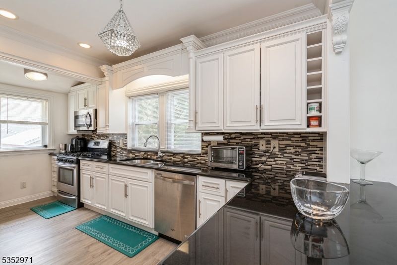 Ridgefield Boro, New Jersey, 07657, United States, 3 Bedrooms Bedrooms, ,2 BathroomsBathrooms,Residential,For Sale,1907428