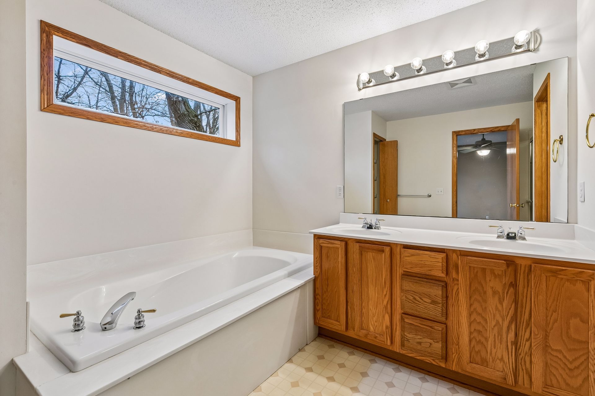  Cul-de-Sac Living with Over an Acre of Land - 物件實景