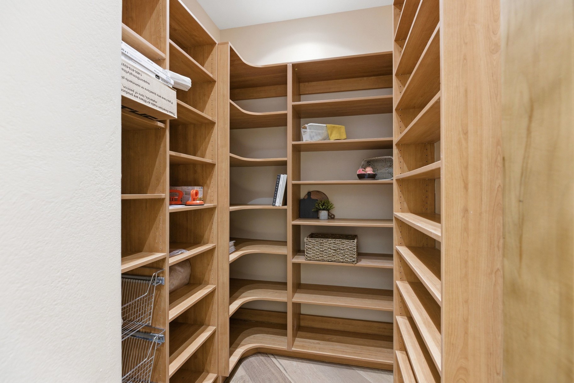  On The edge Of Stone Cliff With Sweeping Stunning City And Mountain Views - 物件實景