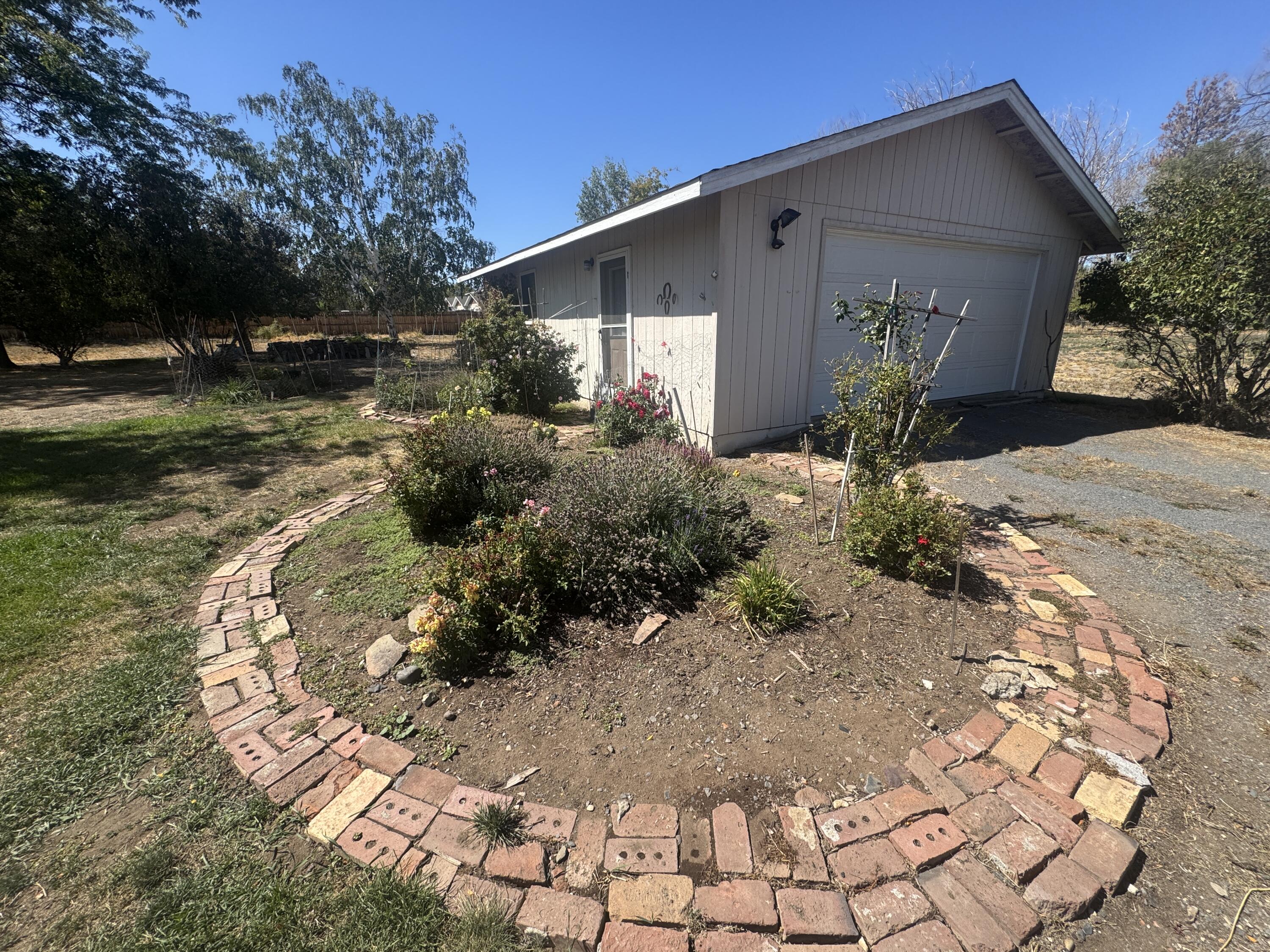 Redmond, Oregon, 97756, United States, 2 Bedrooms Bedrooms, ,1 BathroomBathrooms,Residential,For Sale,2008115