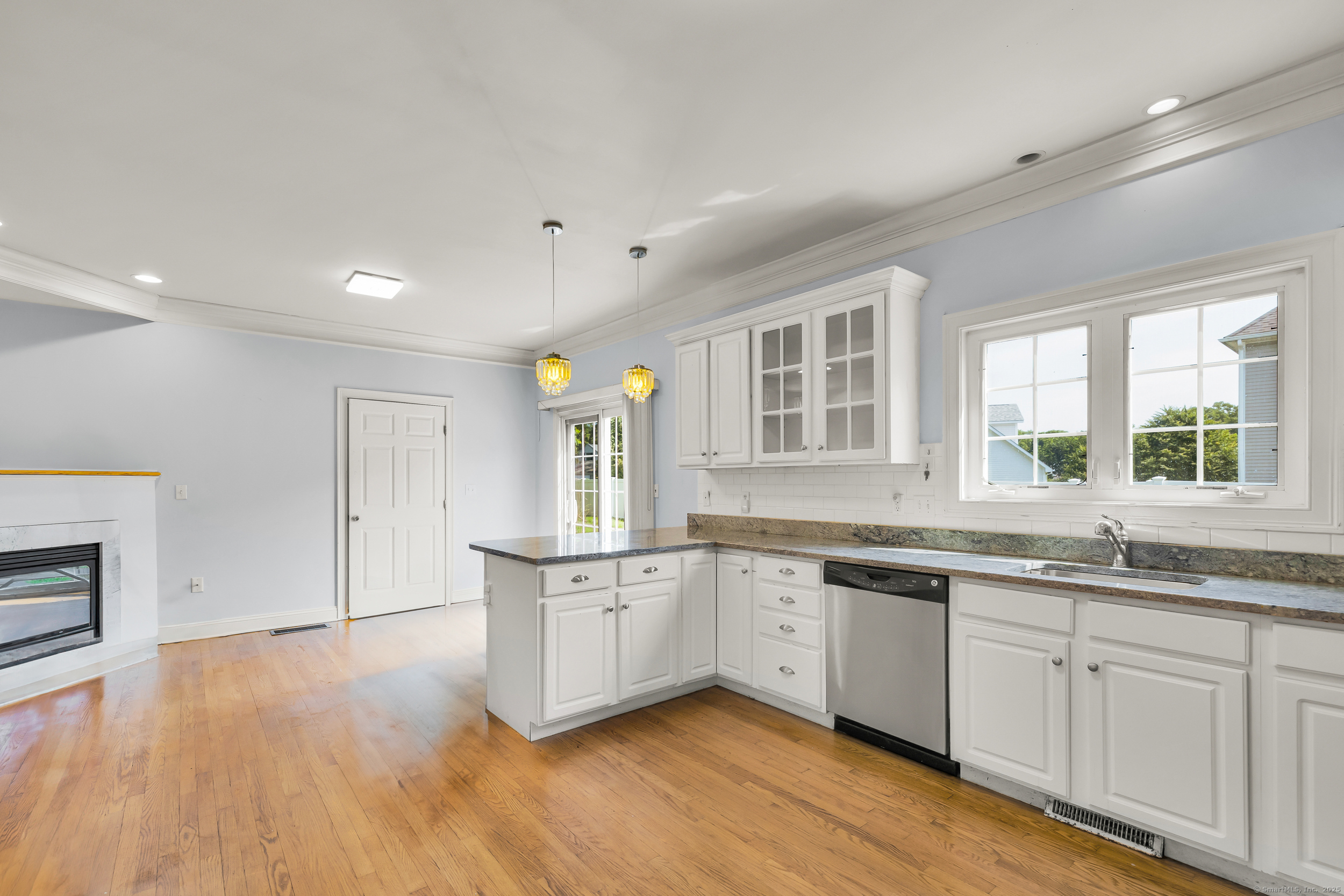 Stratford, Connecticut, 06614, United States, 5 Bedrooms Bedrooms, ,4 BathroomsBathrooms,Residential,For Sale,1896589