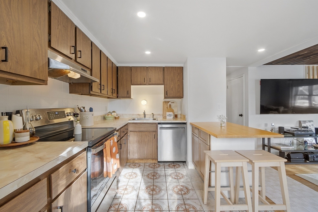 Peabody, Massachusetts, 01960, United States, 4 Bedrooms Bedrooms, ,1 BathroomBathrooms,Residential,For Sale,1990293