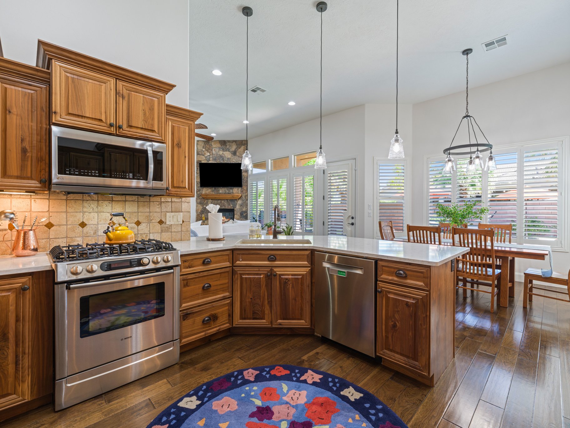  Single-Level Living with Private Pool & Rare 6-Car Garage in Green Springs - 物件實景