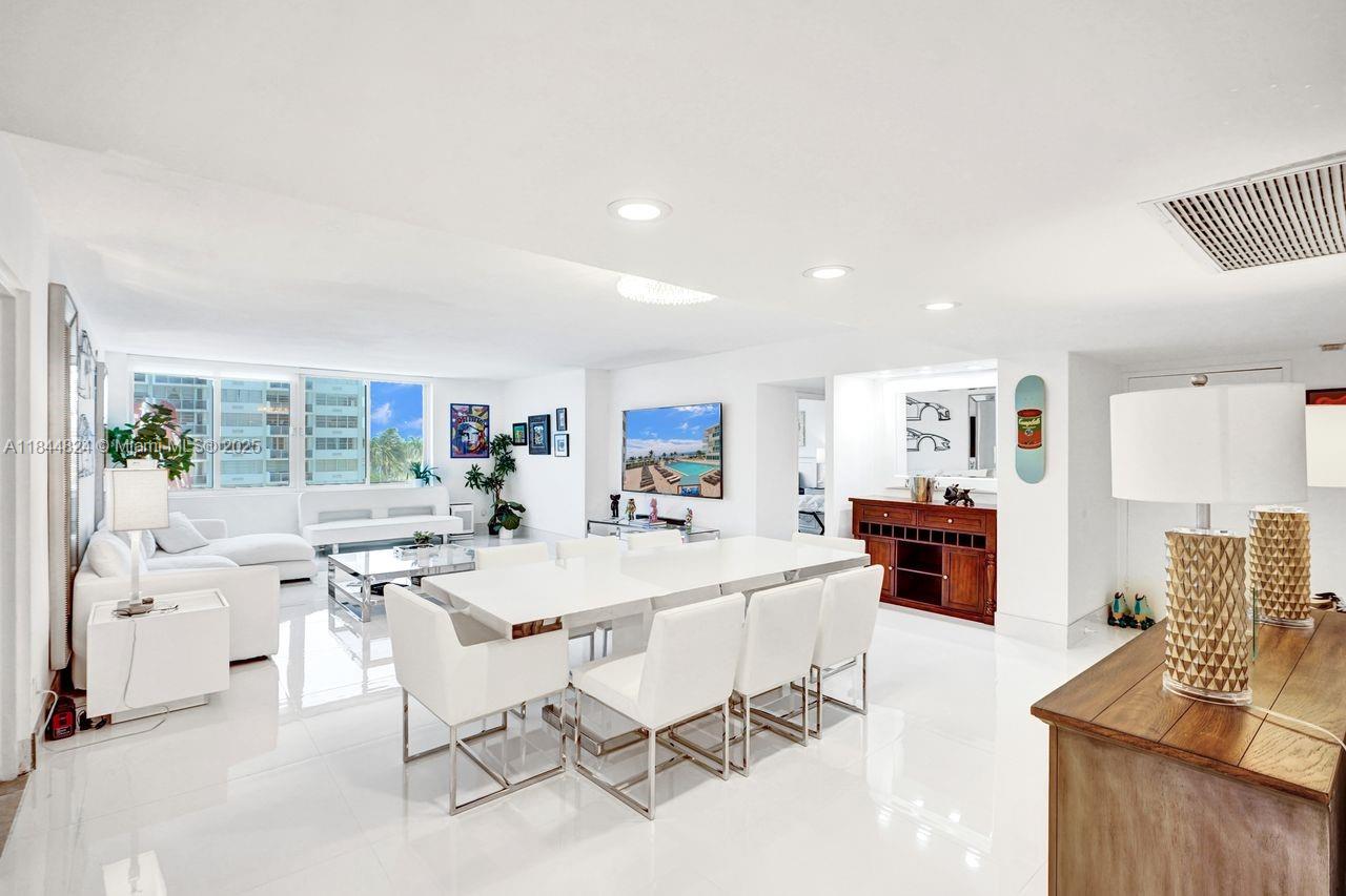 Miami Beach, Florida, 33140, United States, 2 Bedrooms Bedrooms, ,2 BathroomsBathrooms,Residential,For Sale,1907314