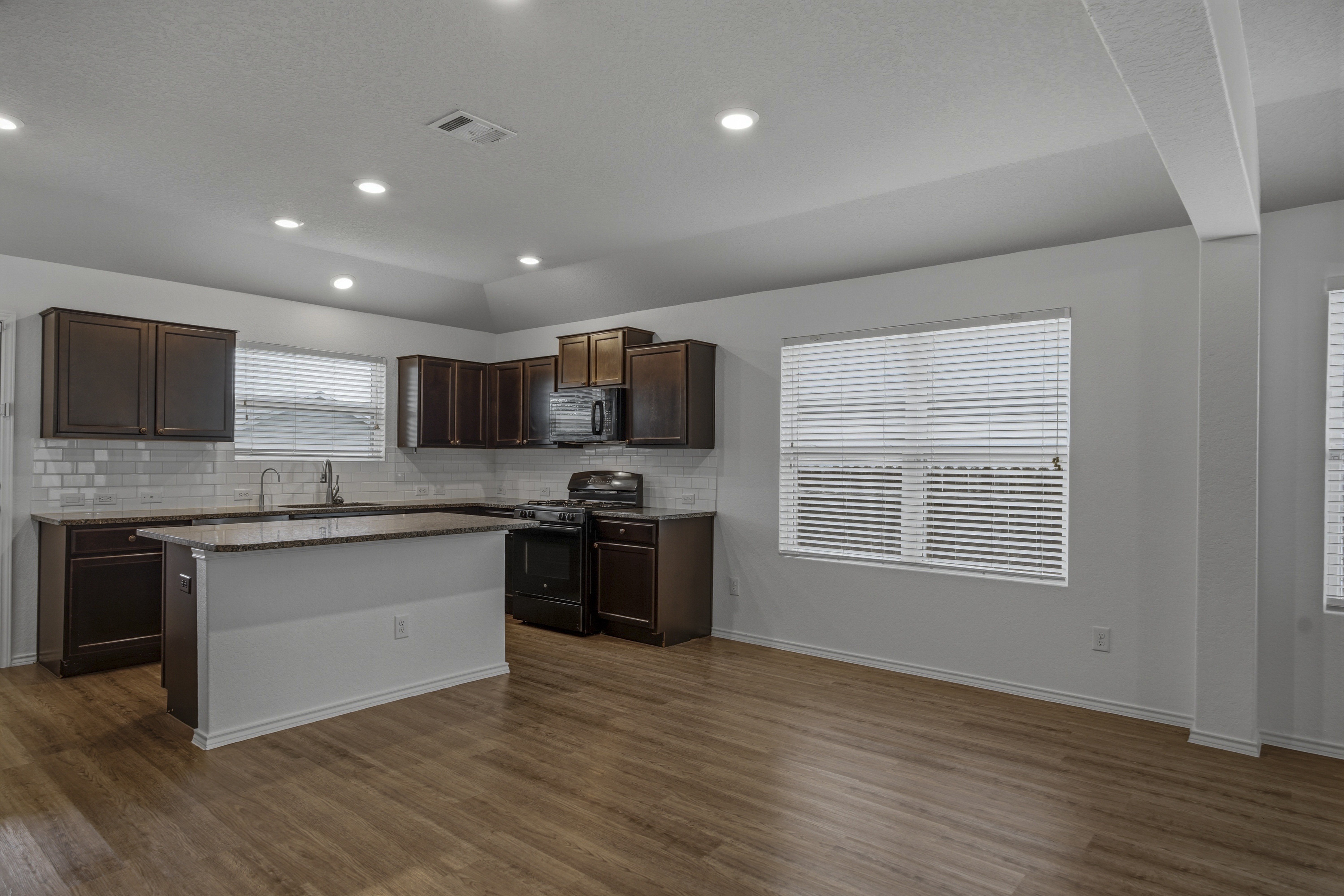  Beautifully Updated With Open Concept - 物件實景