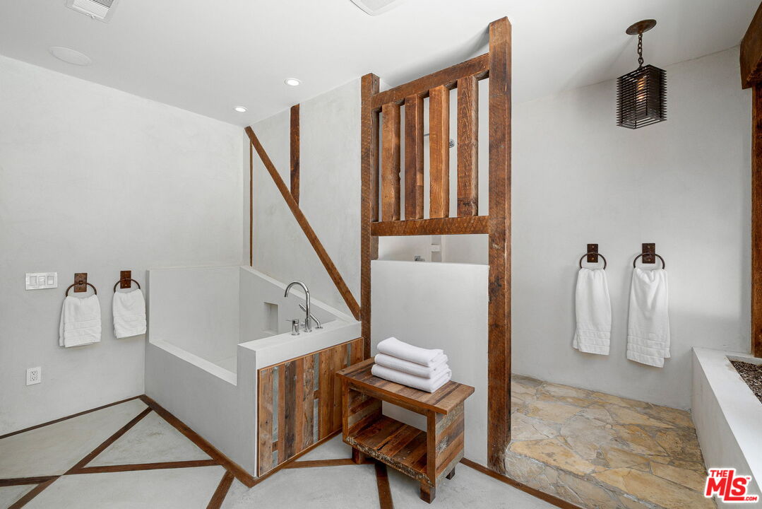 Los Angeles, California, 90069, United States, 4 Bedrooms Bedrooms, ,4 BathroomsBathrooms,Residential,For Sale,1911596