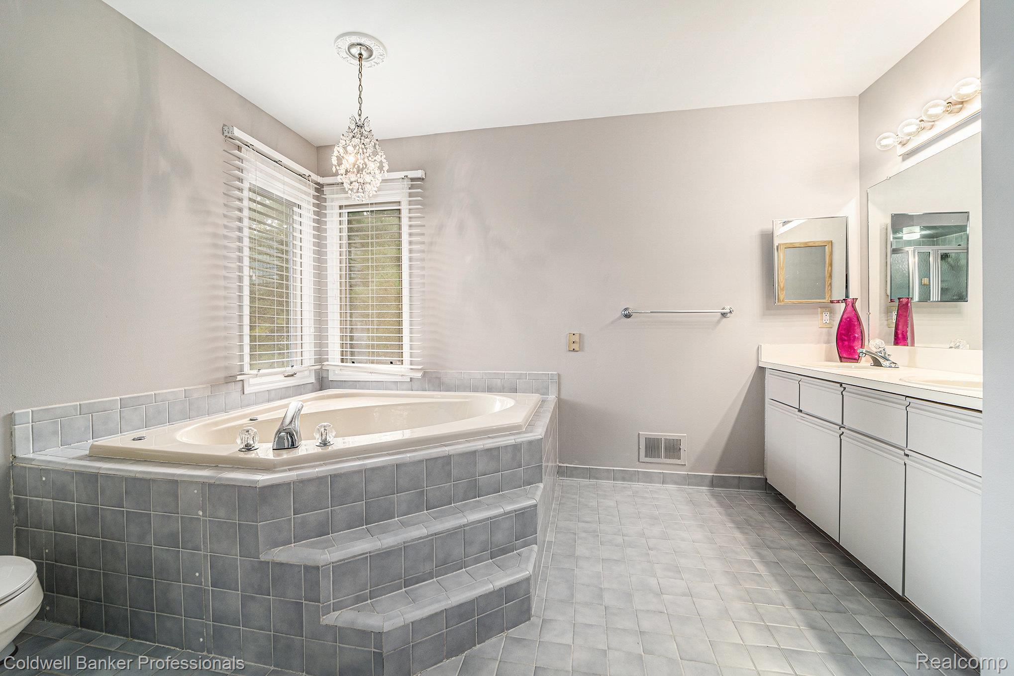 ShelbyTwp, Michigan, 48315, United States, 3 Bedrooms Bedrooms, ,4 BathroomsBathrooms,Residential,For Sale,1967840