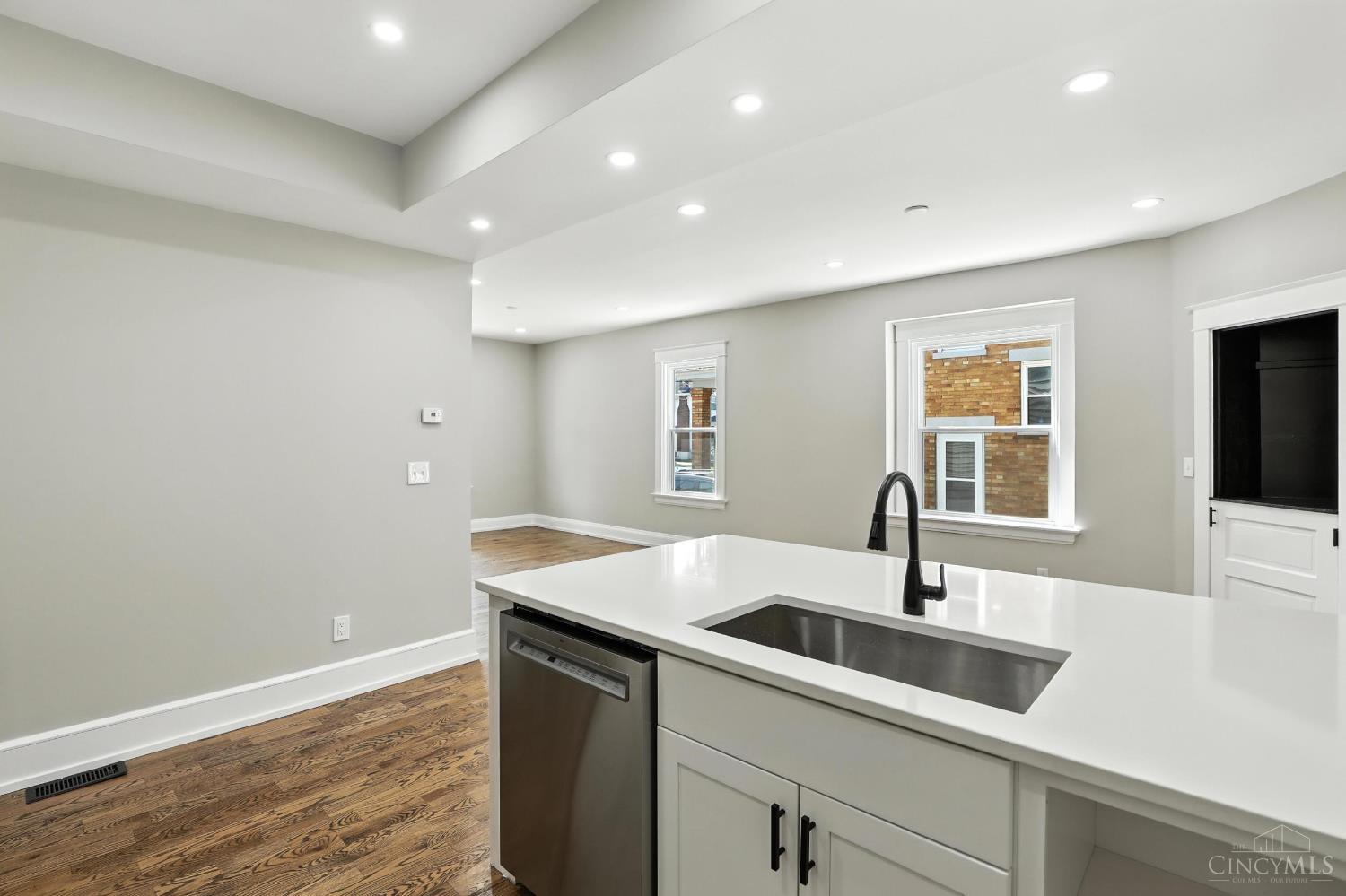 Cincinnati, Ohio, 45209, United States, 3 Bedrooms Bedrooms, ,3 BathroomsBathrooms,Residential,For Sale,1908402