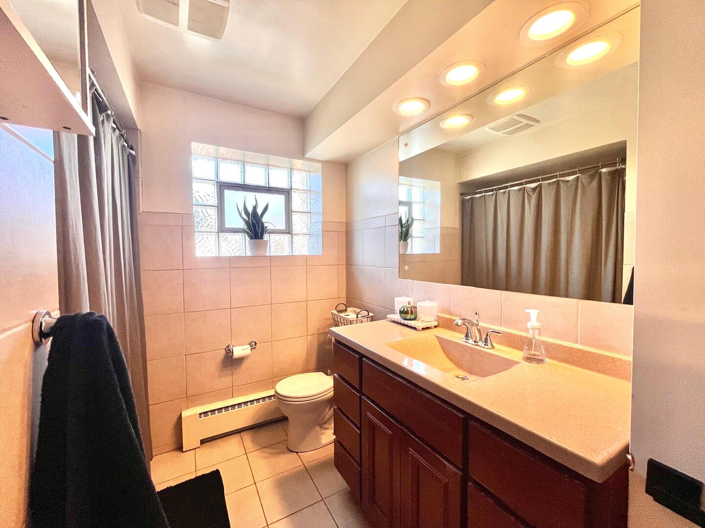 Niles, Illinois, 60714, United States, 5 Bedrooms Bedrooms, ,Residential,For Sale,1990948