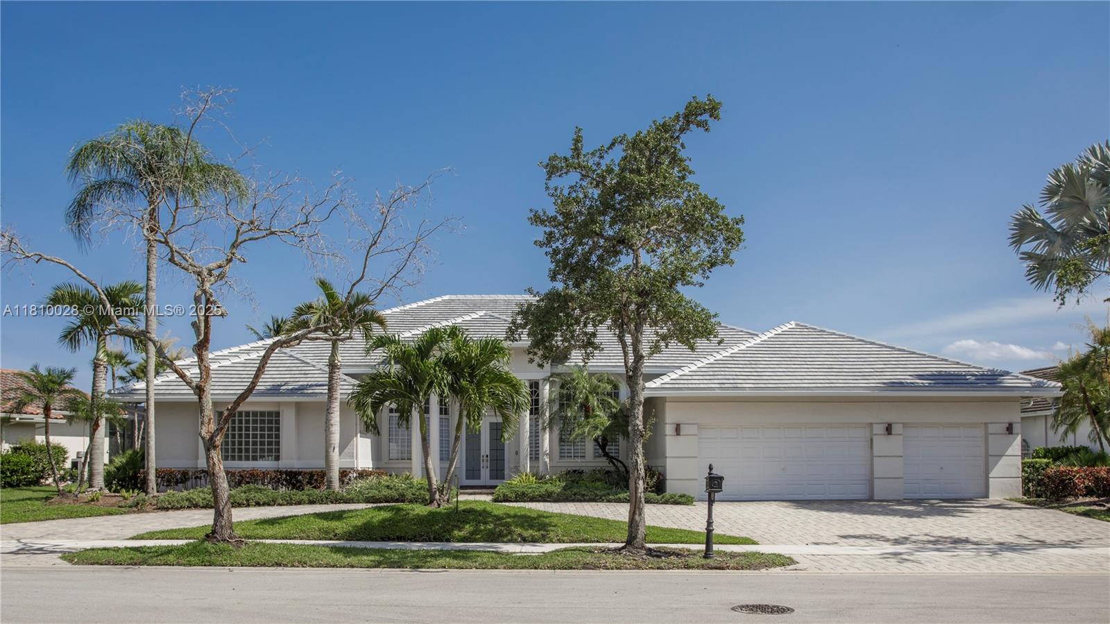 Weston, Florida, 33327, United States, 5 Bedrooms Bedrooms, ,5 BathroomsBathrooms,Residential,For Sale,1837536