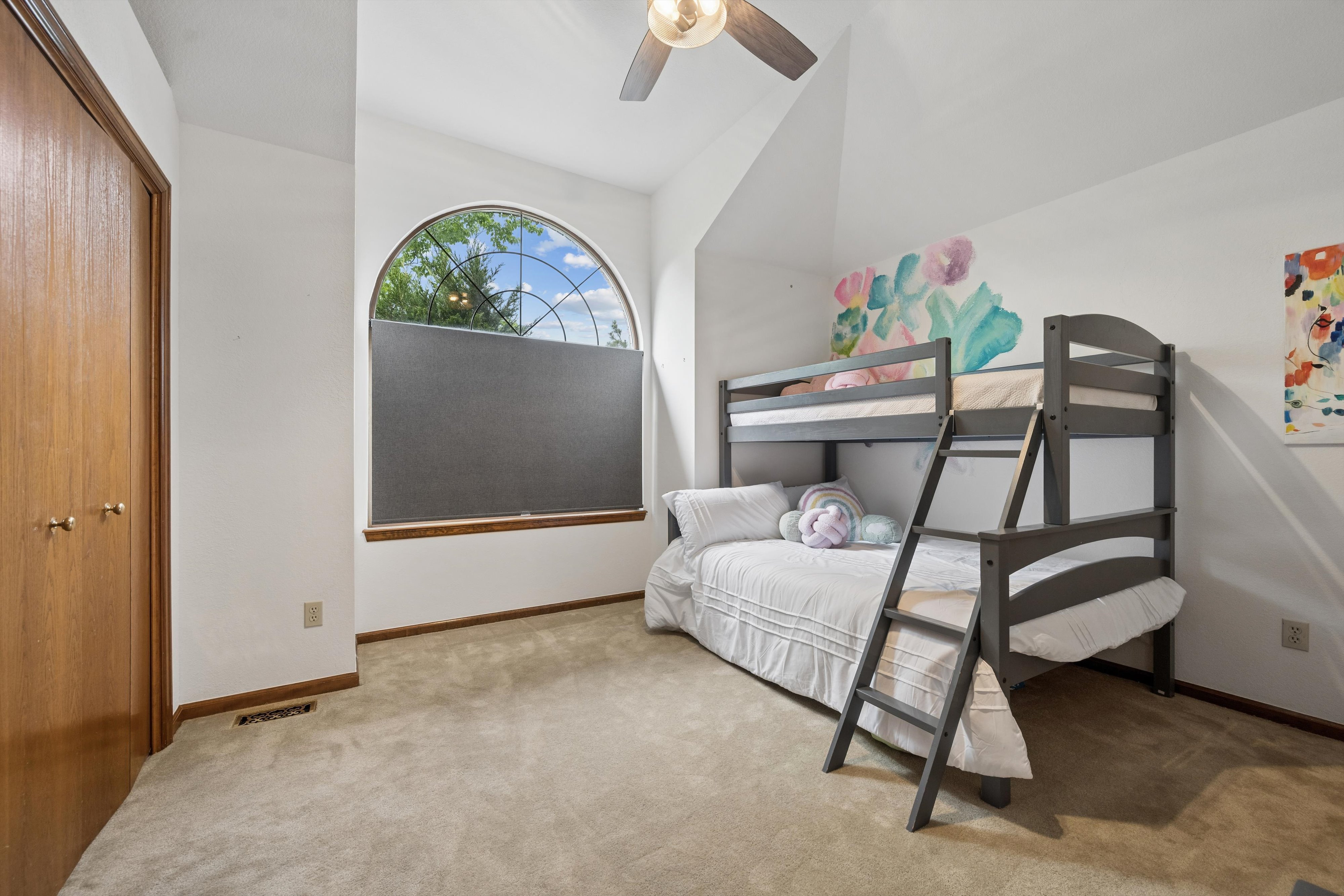  Thoughtfully Updated and Beautifully Maintained Ranch-Style Residence - 物件實景