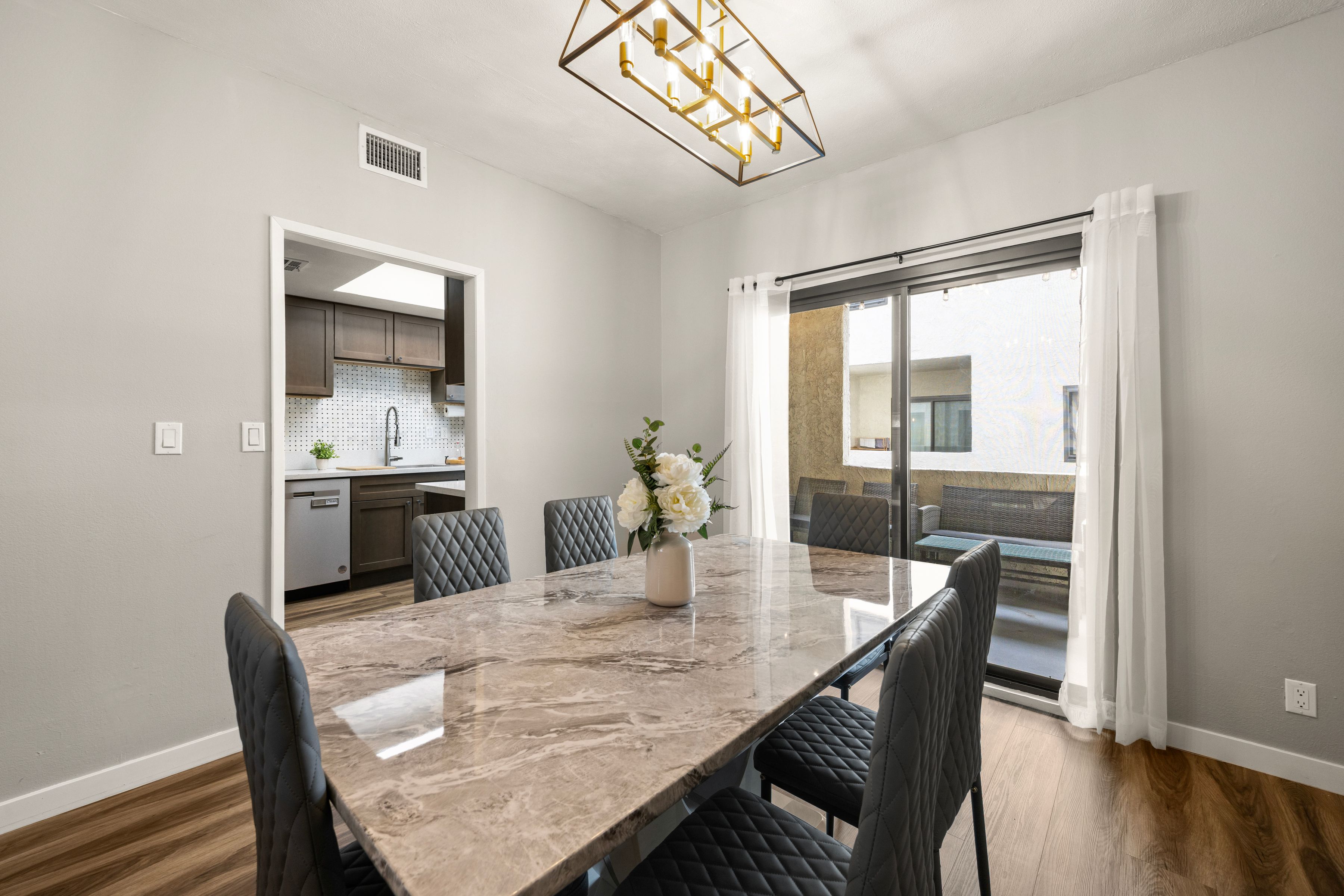  6540 Hayvenhurst Avenue #3 - 物件實景