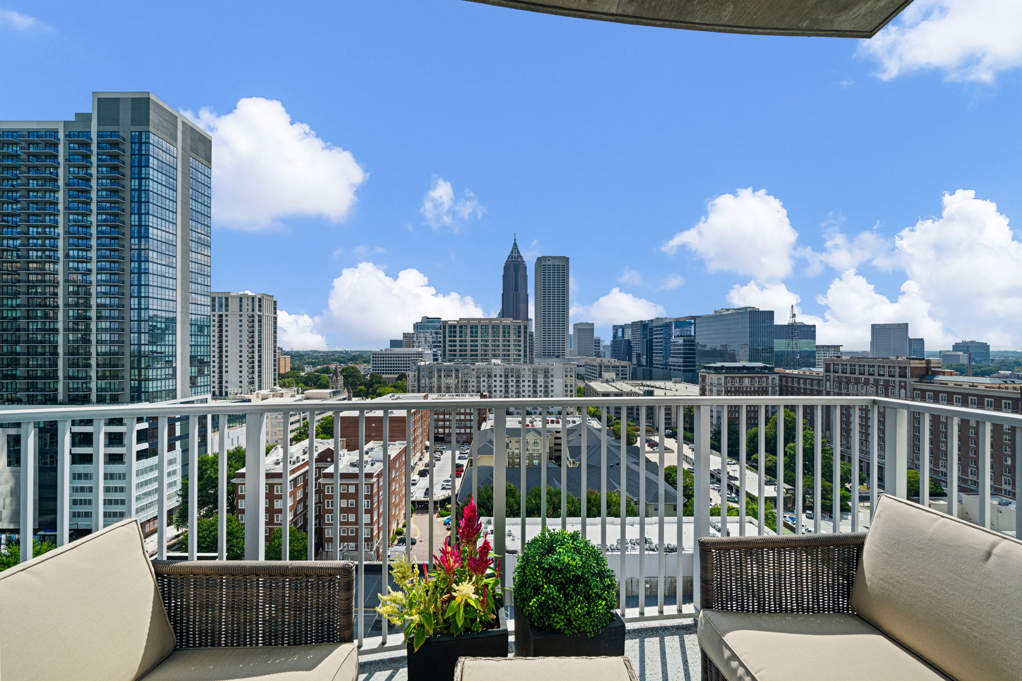  Spacious Two Bedroom Residence with Unobstructed Skyline Views - 物件實景