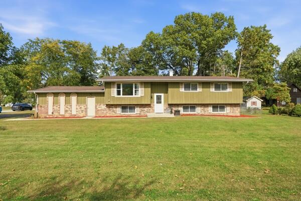 8th St, Demotte, IN 46310