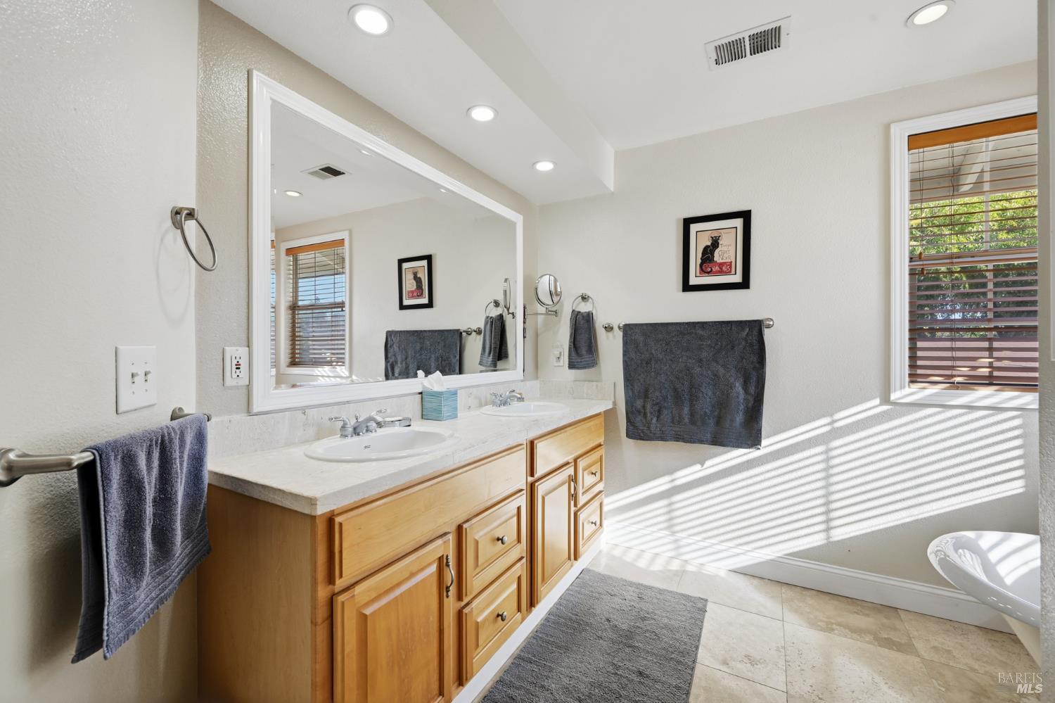 Santa Rosa, California, 95404, United States, 3 Bedrooms Bedrooms, ,2 BathroomsBathrooms,Residential,For Sale,2001731