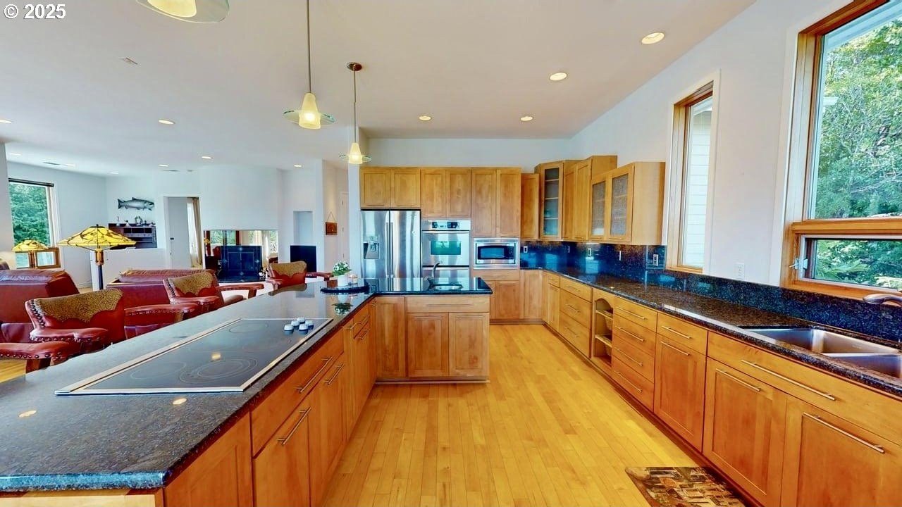 Gold Beach, Oregon, 97444, United States, 3 Bedrooms Bedrooms, ,5 BathroomsBathrooms,Residential,For Sale,1974377