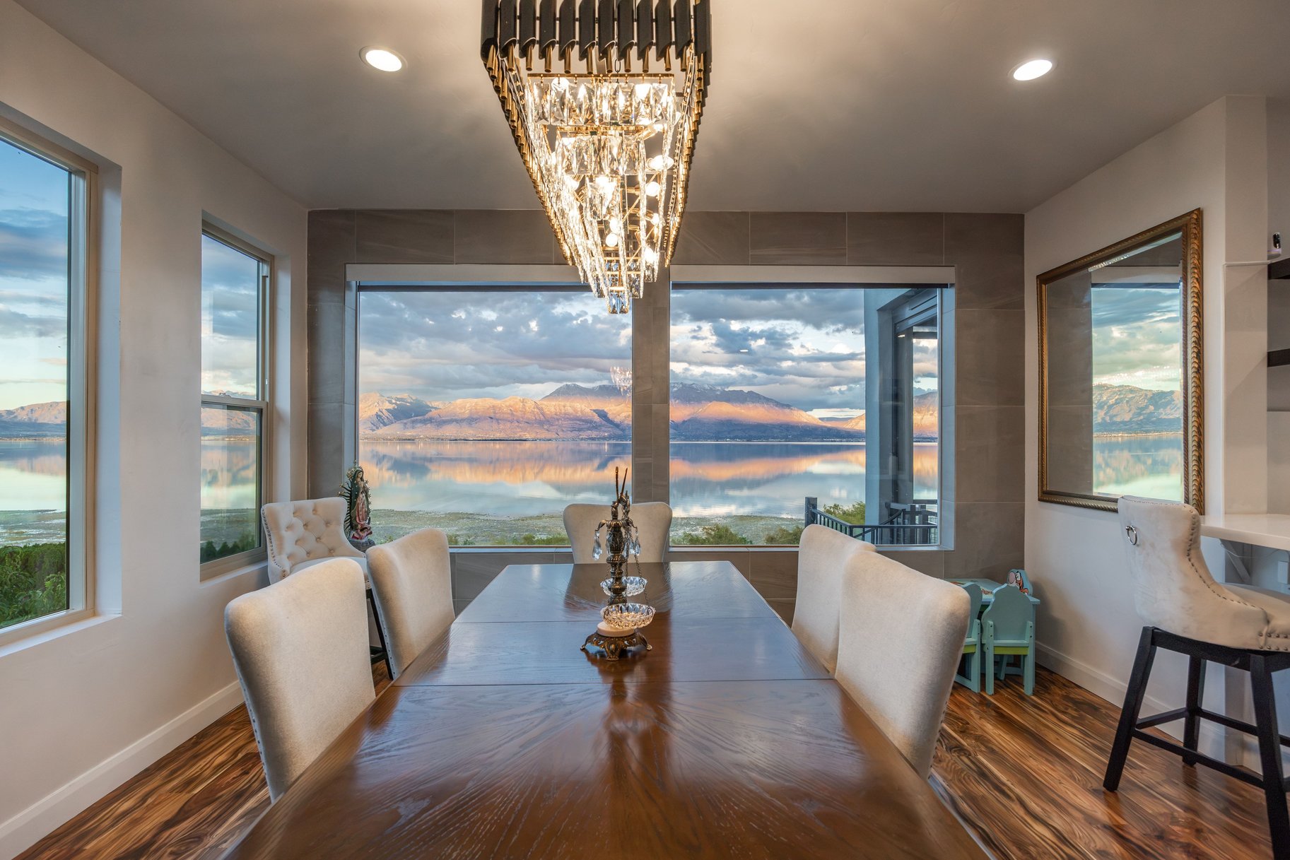  Modern Lakefront Retreat with Breathtaking Lake and Mountain Views - 物件實景