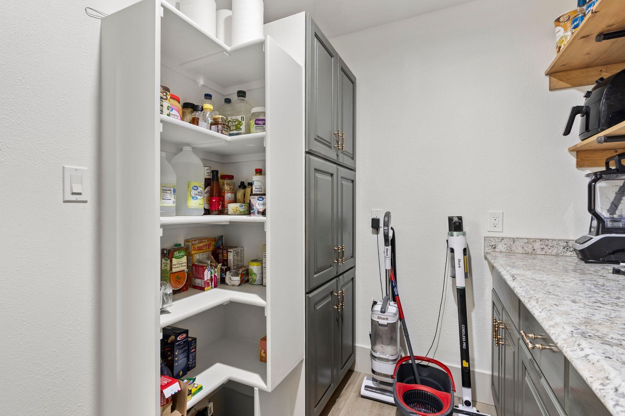 Parowan, Utah, 84761, United States, 6 Bedrooms Bedrooms, ,5 BathroomsBathrooms,Residential,For Sale,1995430