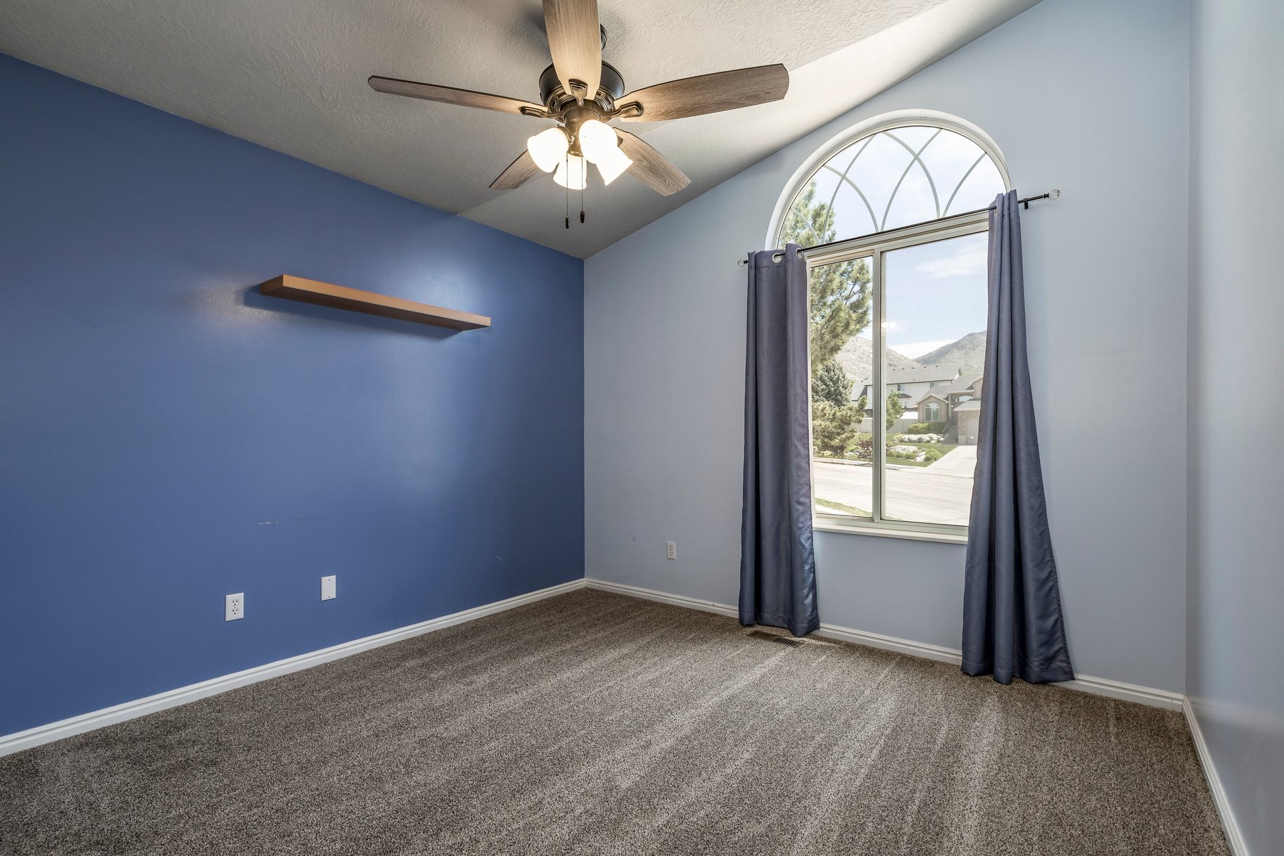  5 Bedroom, 3 Bath Home With One Of North Ogdens Best Porch Views - 物件實景