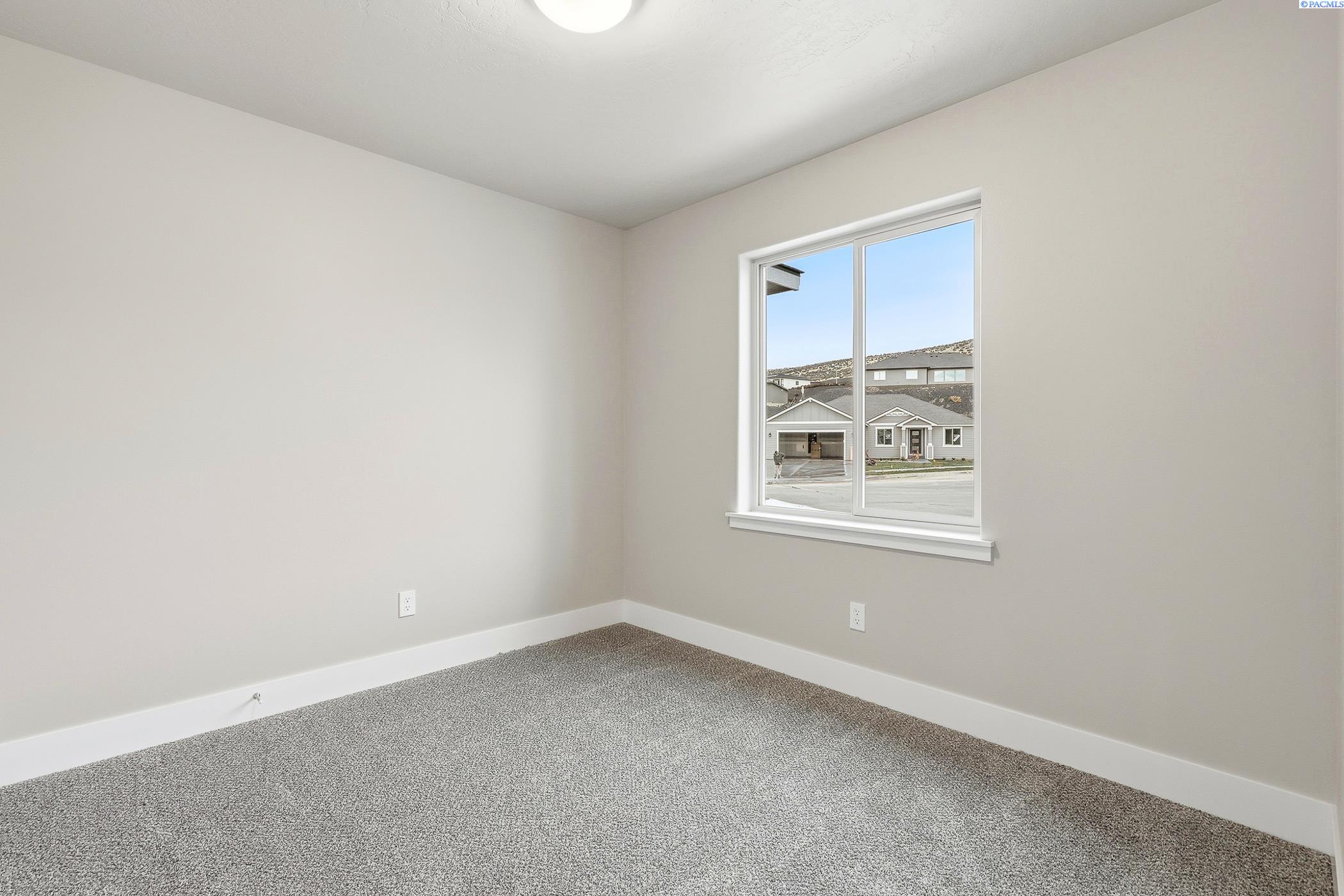 Kennewick, Washington, 99338, United States, 4 Bedrooms Bedrooms, ,1 BathroomBathrooms,Residential,For Sale,1996231