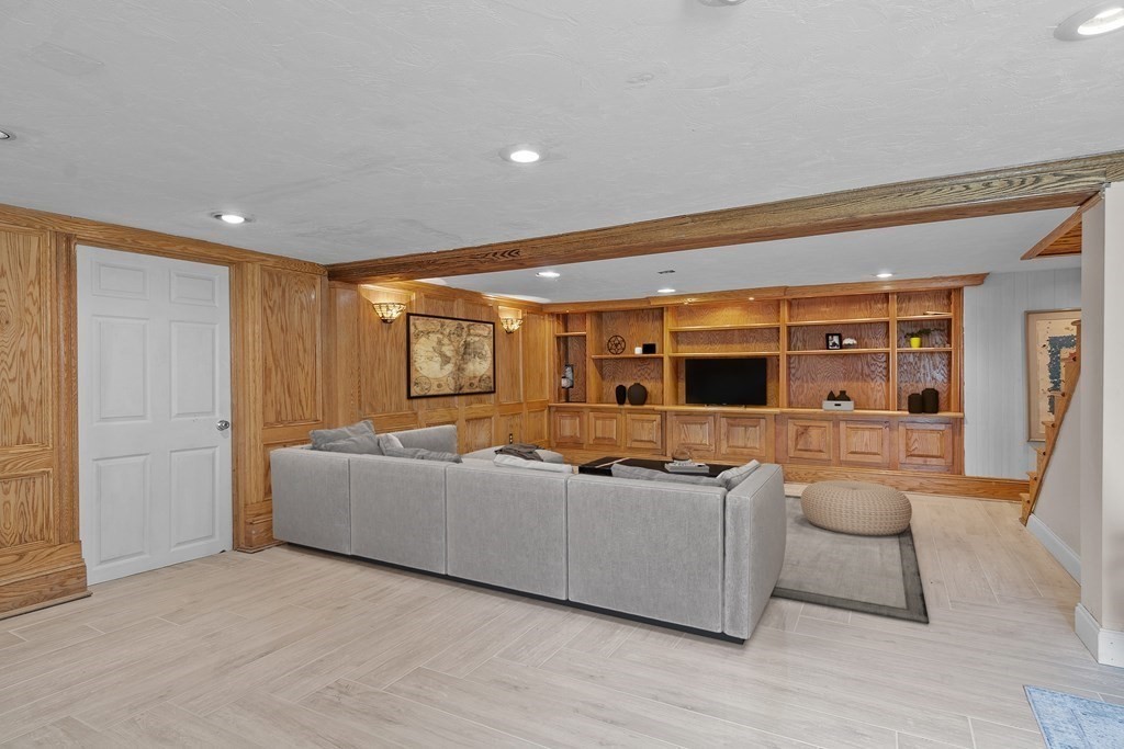 Malden, Massachusetts, 02148, United States, 3 Bedrooms Bedrooms, ,2 BathroomsBathrooms,Residential,For Sale,1938080