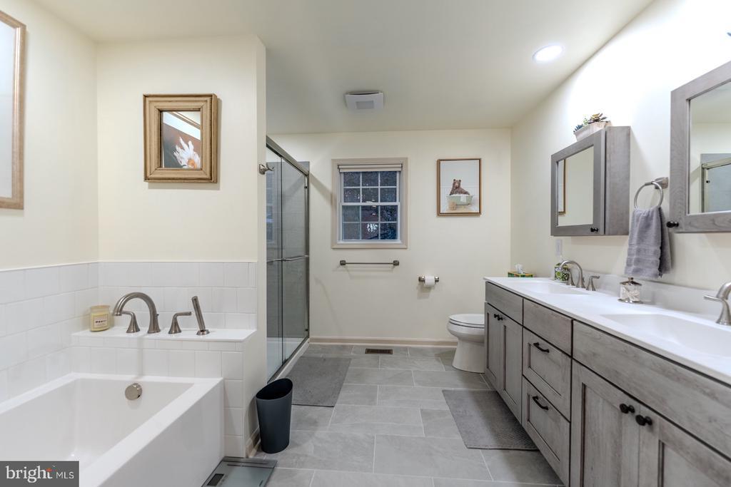 Paw Paw, West Virginia, 25434, United States, 3 Bedrooms Bedrooms, ,3 BathroomsBathrooms,Residential,For Sale,1989238