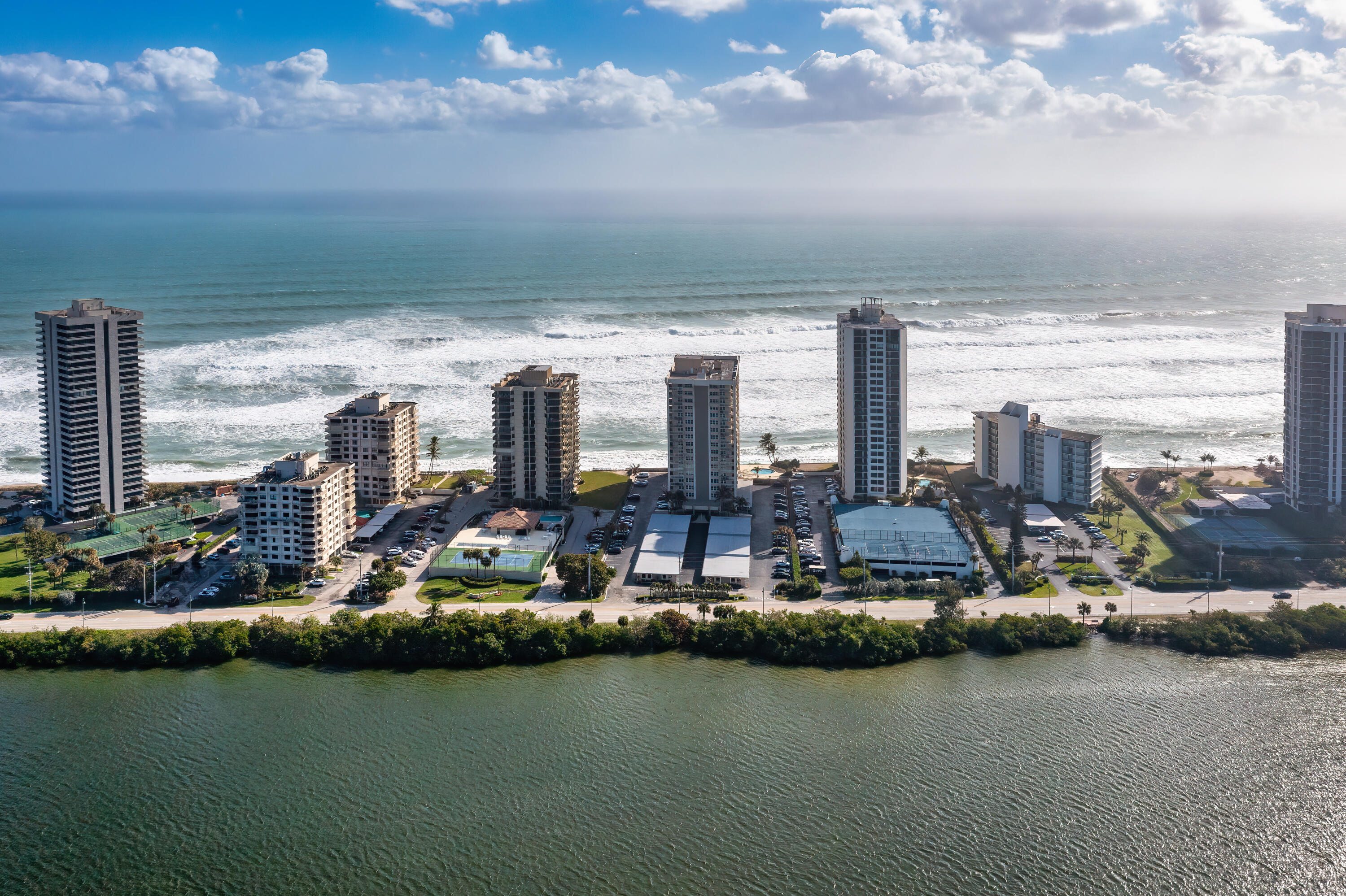 Riviera Beach, Florida, 33404, United States, 2 Bedrooms Bedrooms, ,2 BathroomsBathrooms,Residential,For Sale,1994901