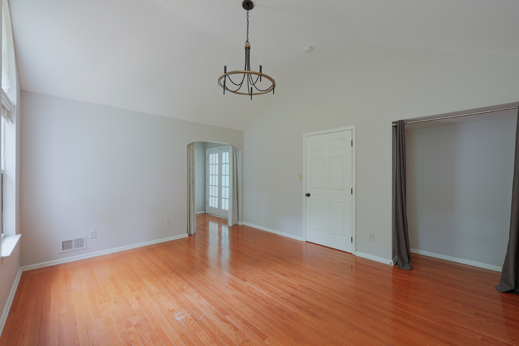  ?Carlisle? Classic Colonial Offers Timeless Charm with Modern Updates - 物件實景