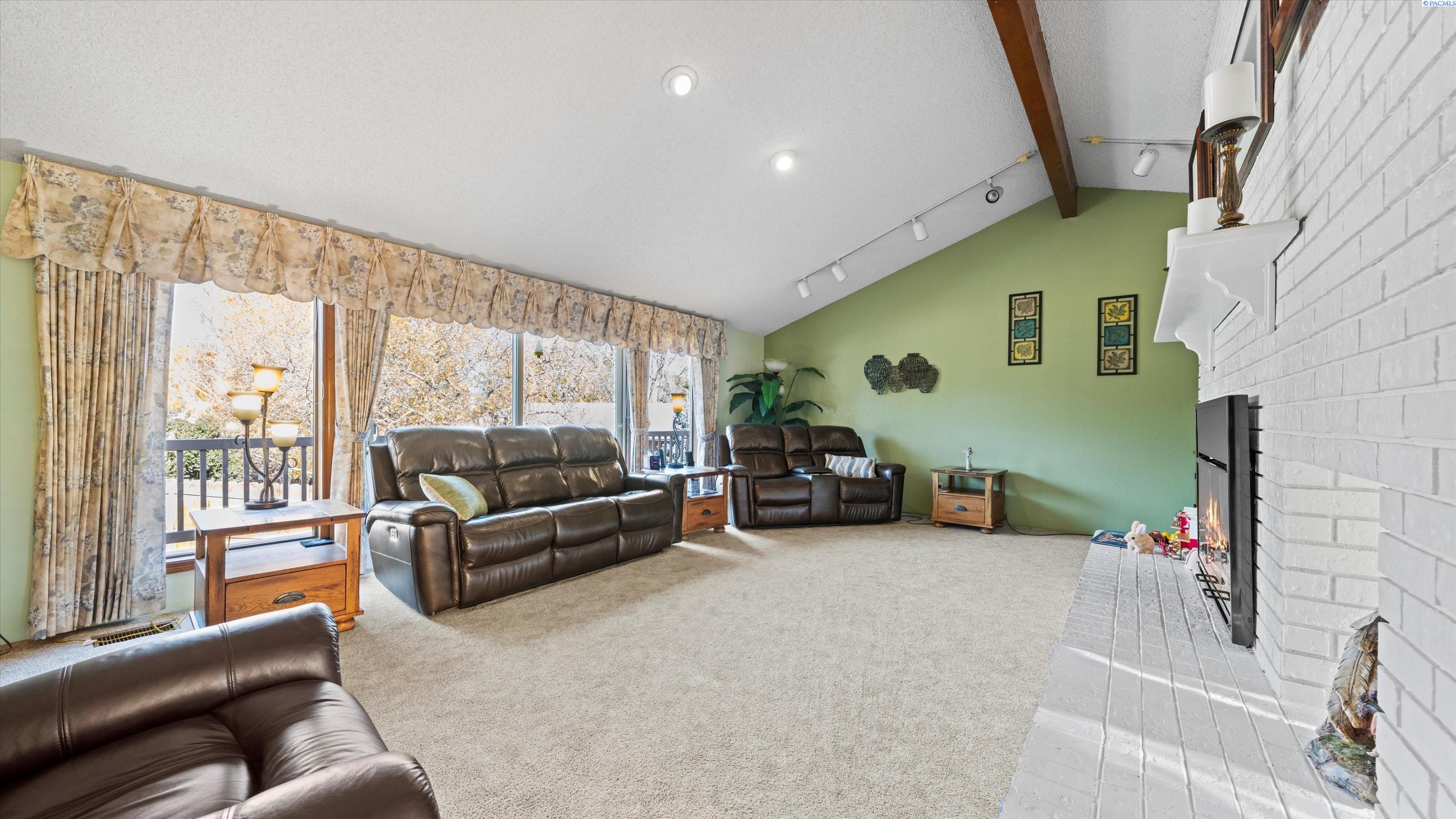 Richland, Washington, 99352, United States, 5 Bedrooms Bedrooms, ,1 BathroomBathrooms,Residential,For Sale,1991452