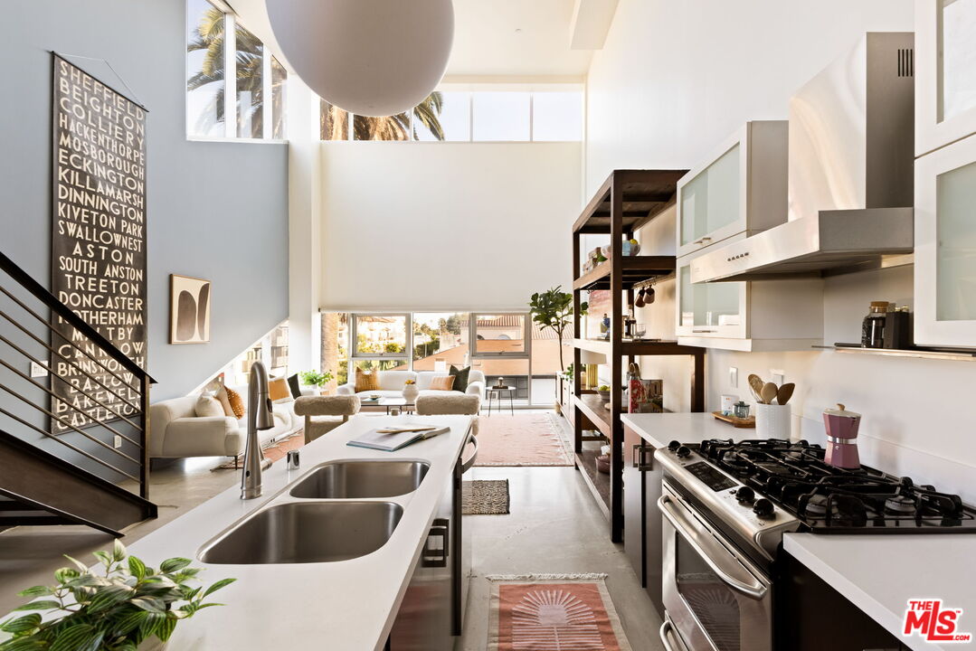 Los Angeles, California, 90038, United States, 2 Bedrooms Bedrooms, ,2 BathroomsBathrooms,Residential,For Sale,1917105