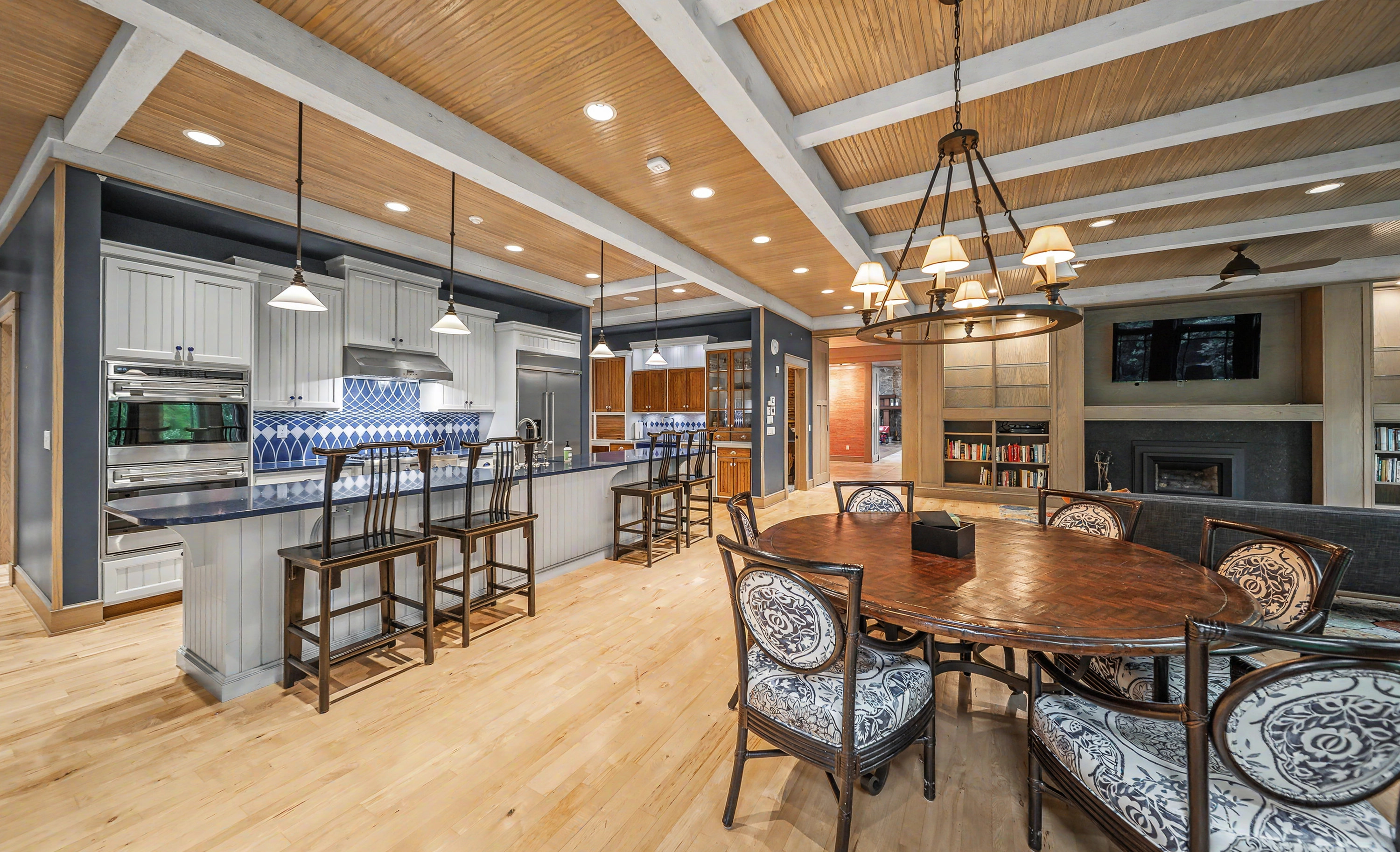 Stunning Prairie-Inspired Estate on 16 Acres of Scenic Woodlands - 物件實景