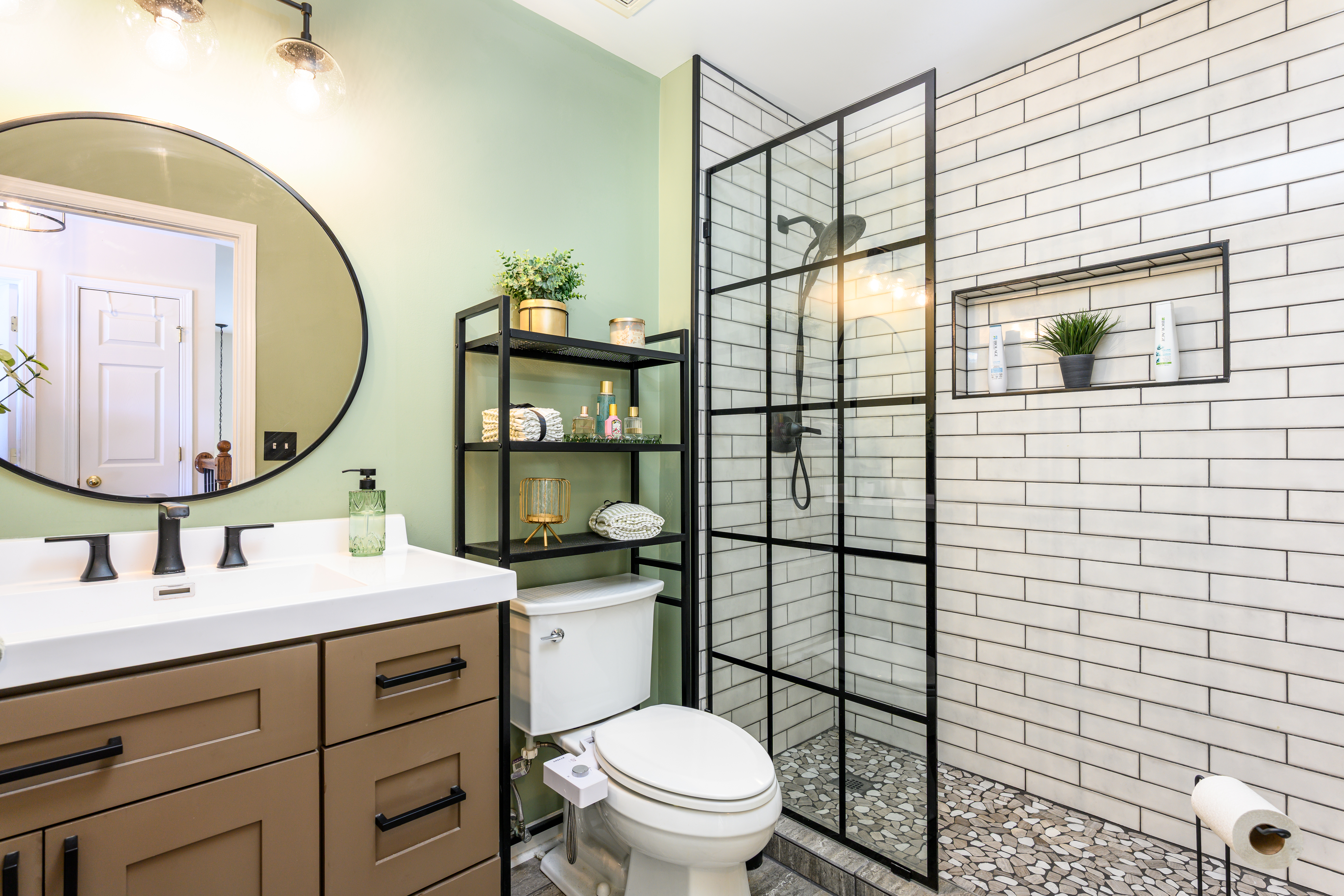  Bright and Spacious Corner Home with Fully Finished Basement - 物件實景