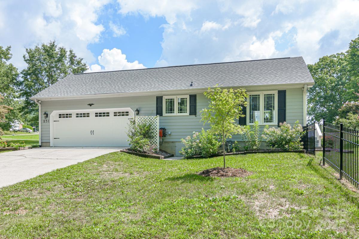 Hendersonville, North Carolina, 28792, United States, 3 Bedrooms Bedrooms, ,3 BathroomsBathrooms,Residential,For Sale,1942631