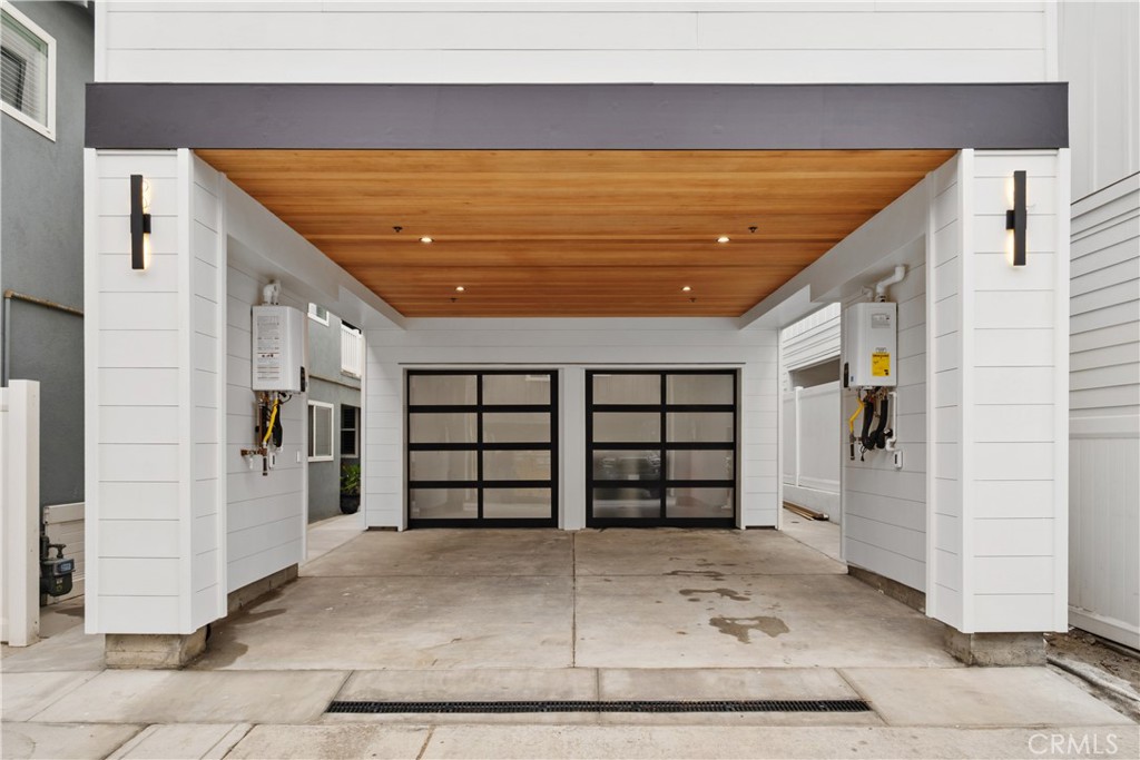 Newport Beach, California, 92663, United States, 5 Bedrooms Bedrooms, ,6 BathroomsBathrooms,Residential,For Sale,1993408