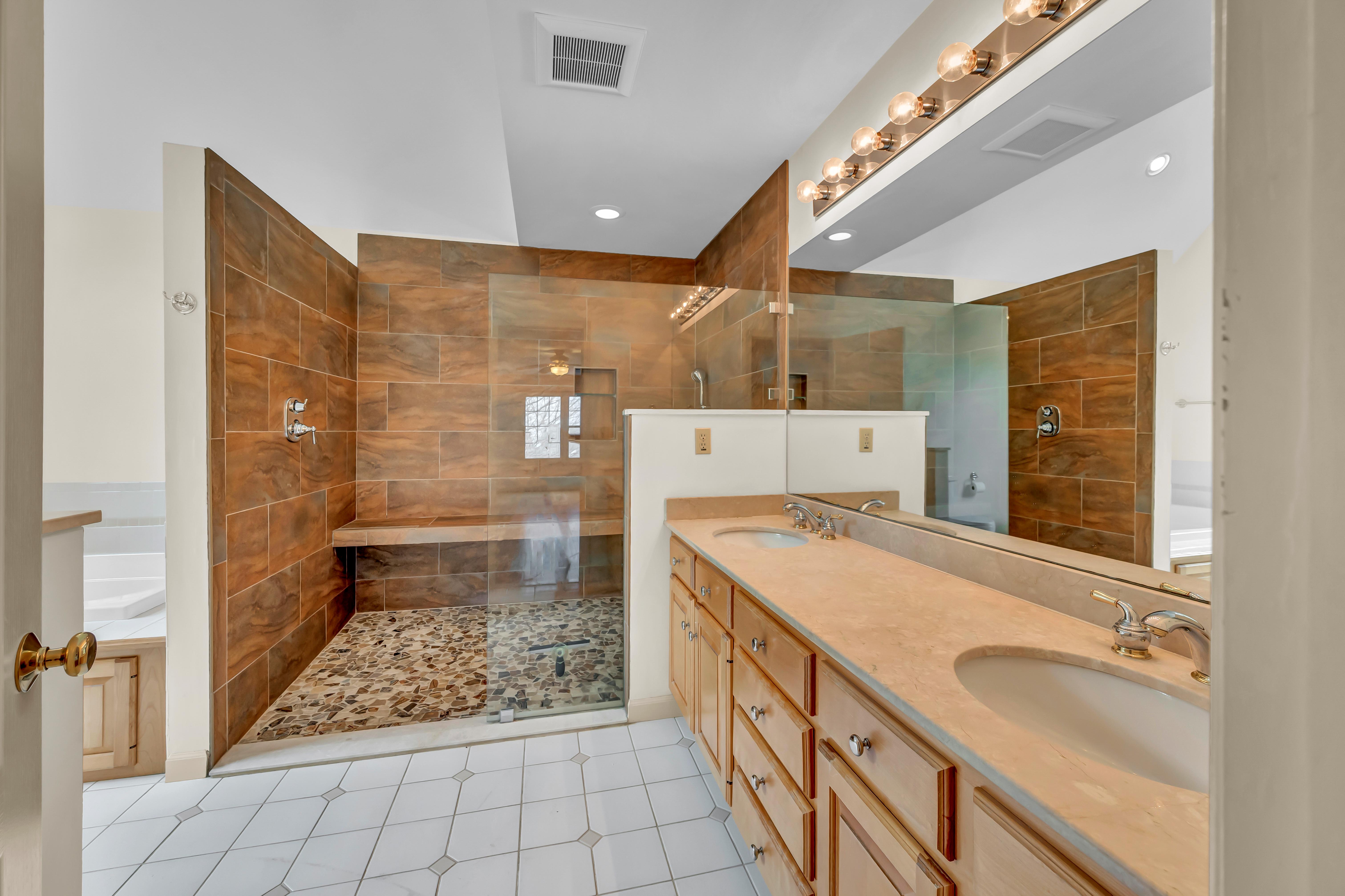  Majestic Custom Colonial - 物件實景