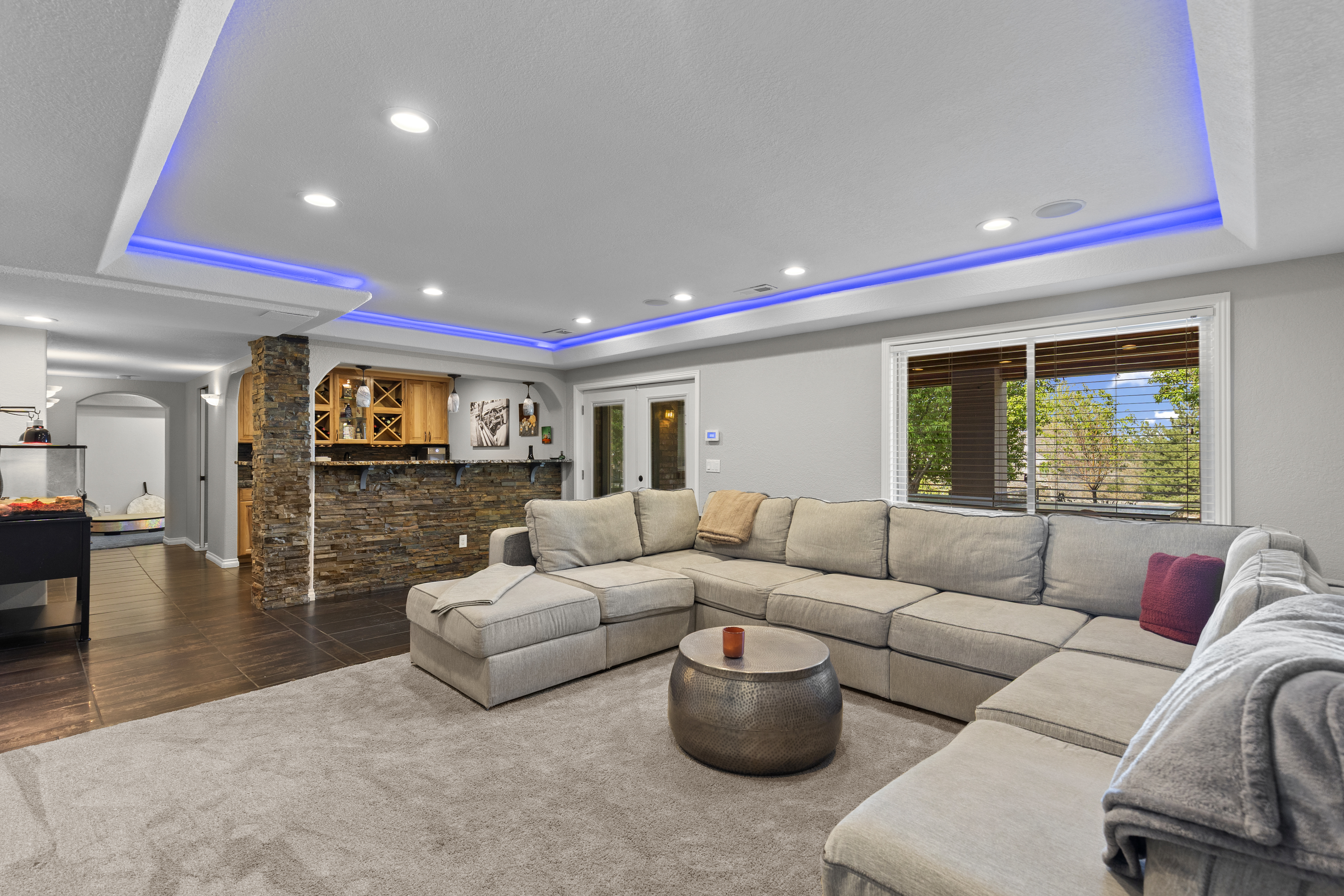  Stunning two-story walkout on a rare usable ¾-acre lot - 物件實景