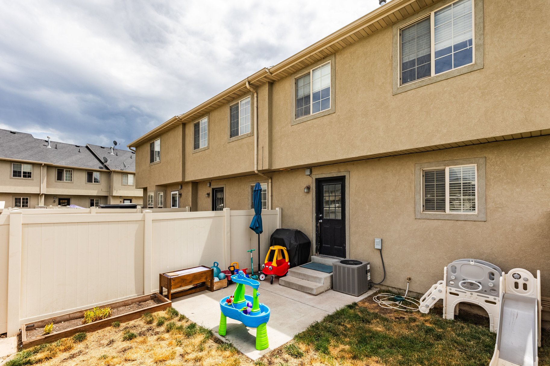  End Row Townhome in Highly Desired Location - 物件實景