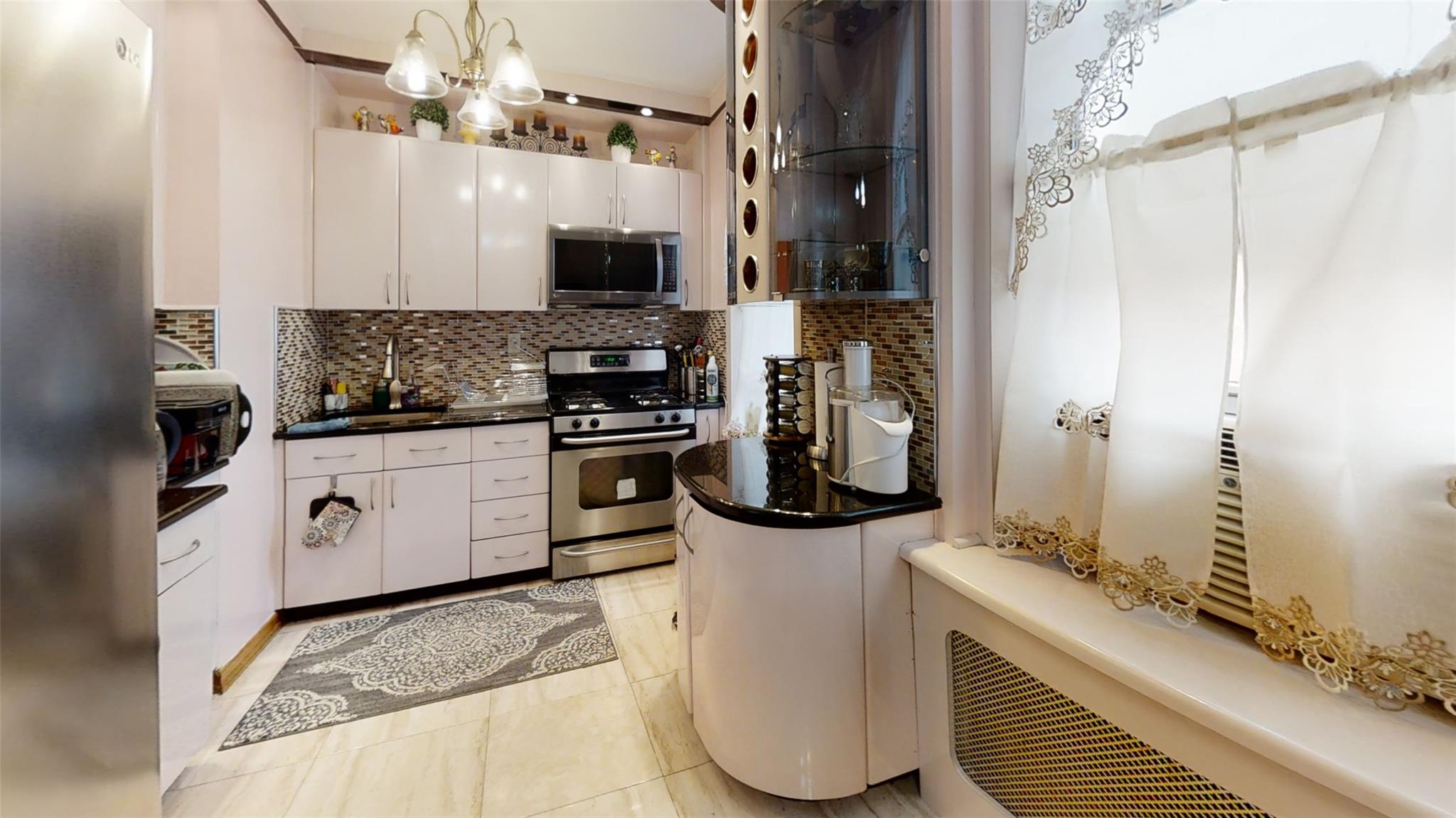 Rego Park, New York, 11374, United States, 2 Bedrooms Bedrooms, ,2 BathroomsBathrooms,Residential,For Sale,1796188