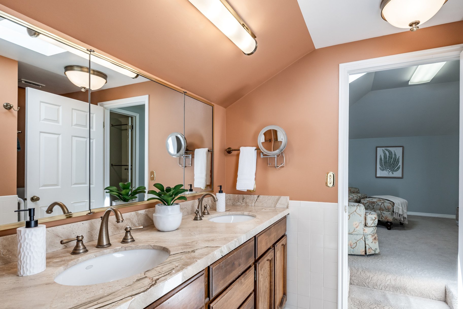  Exceptional Country Club Two-Story - 物件實景