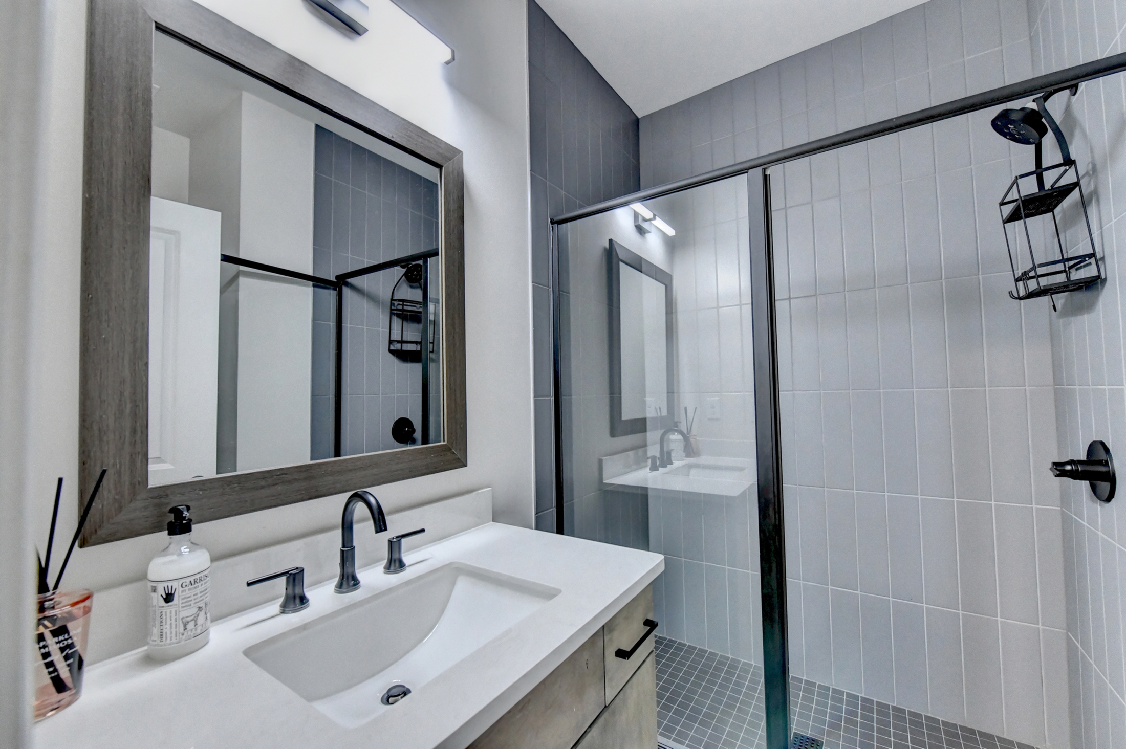  Welcome Home to this Magnificent Three-Story Townhome - 物件實景