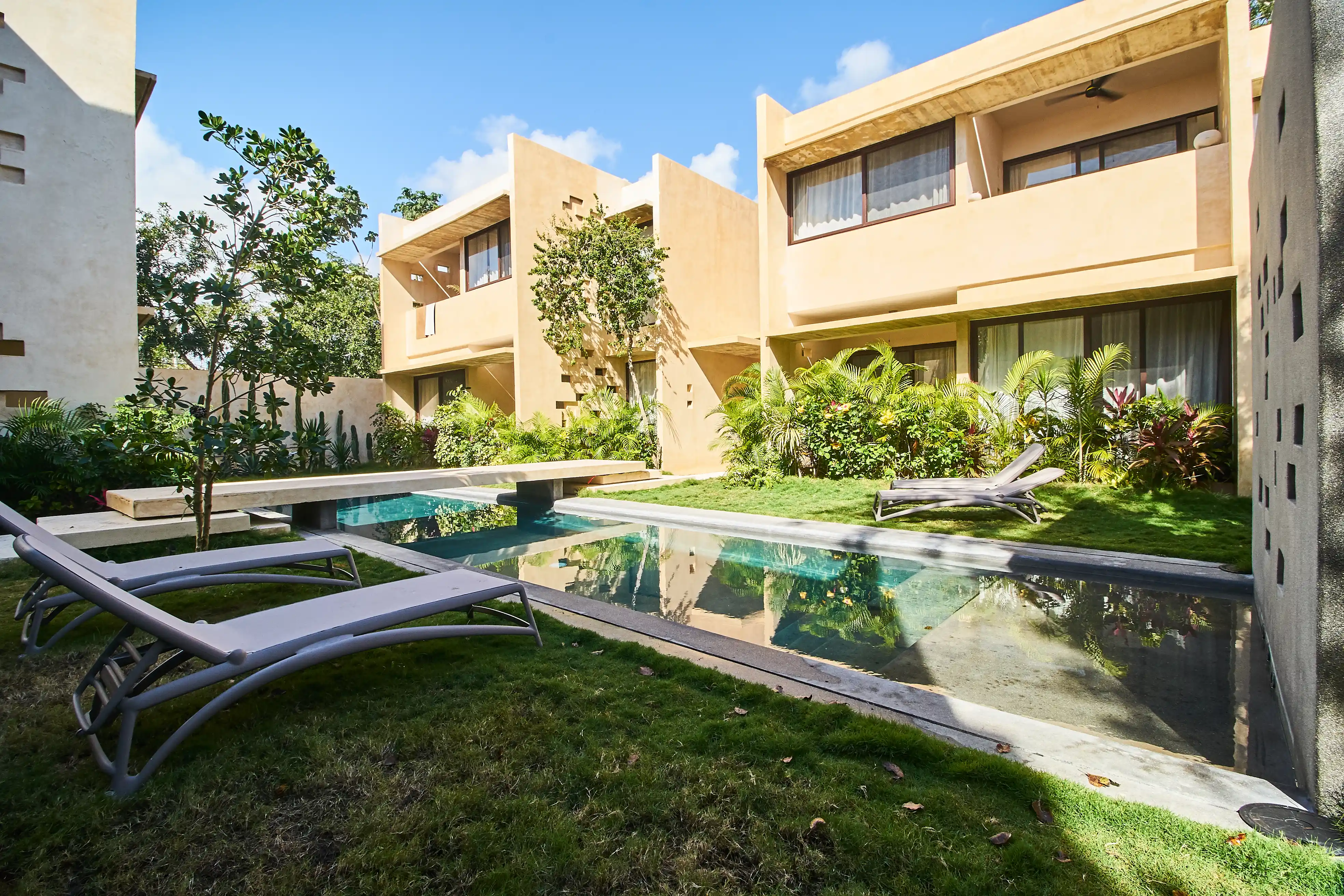  Turnkey Investment: 13-Unit Complex at Market Price - 物件實景