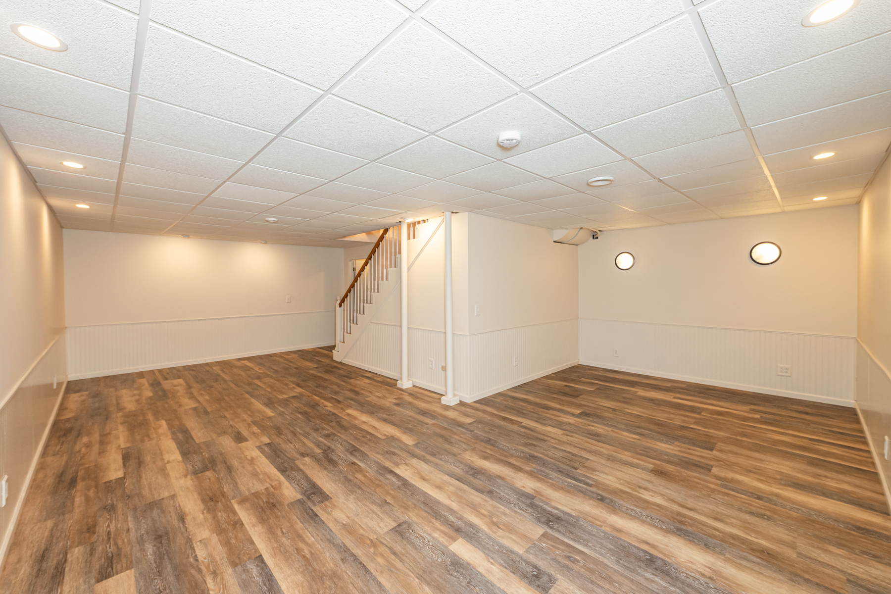  Beautifully Maintained Storybook Home - 物件實景