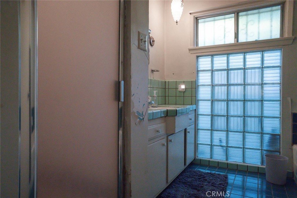 Los Angeles, California, 90018, United States, 2 Bedrooms Bedrooms, ,1 BathroomBathrooms,Residential,For Sale,1928435