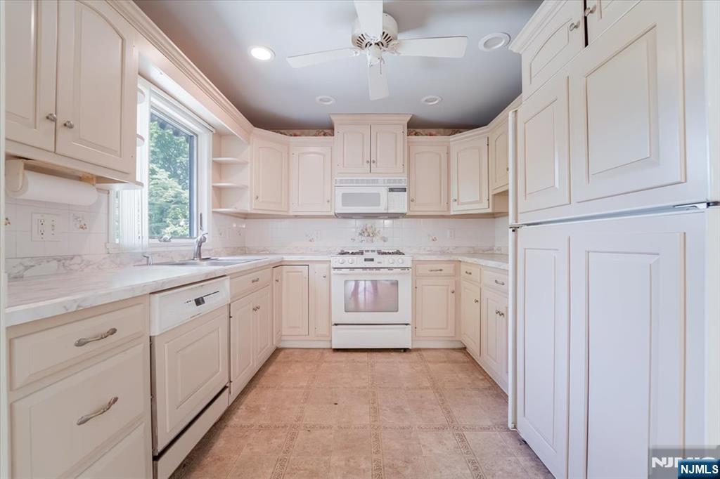 Wyckoff, New Jersey, 07481, United States, 5 Bedrooms Bedrooms, ,3 BathroomsBathrooms,Residential,For Sale,1920026