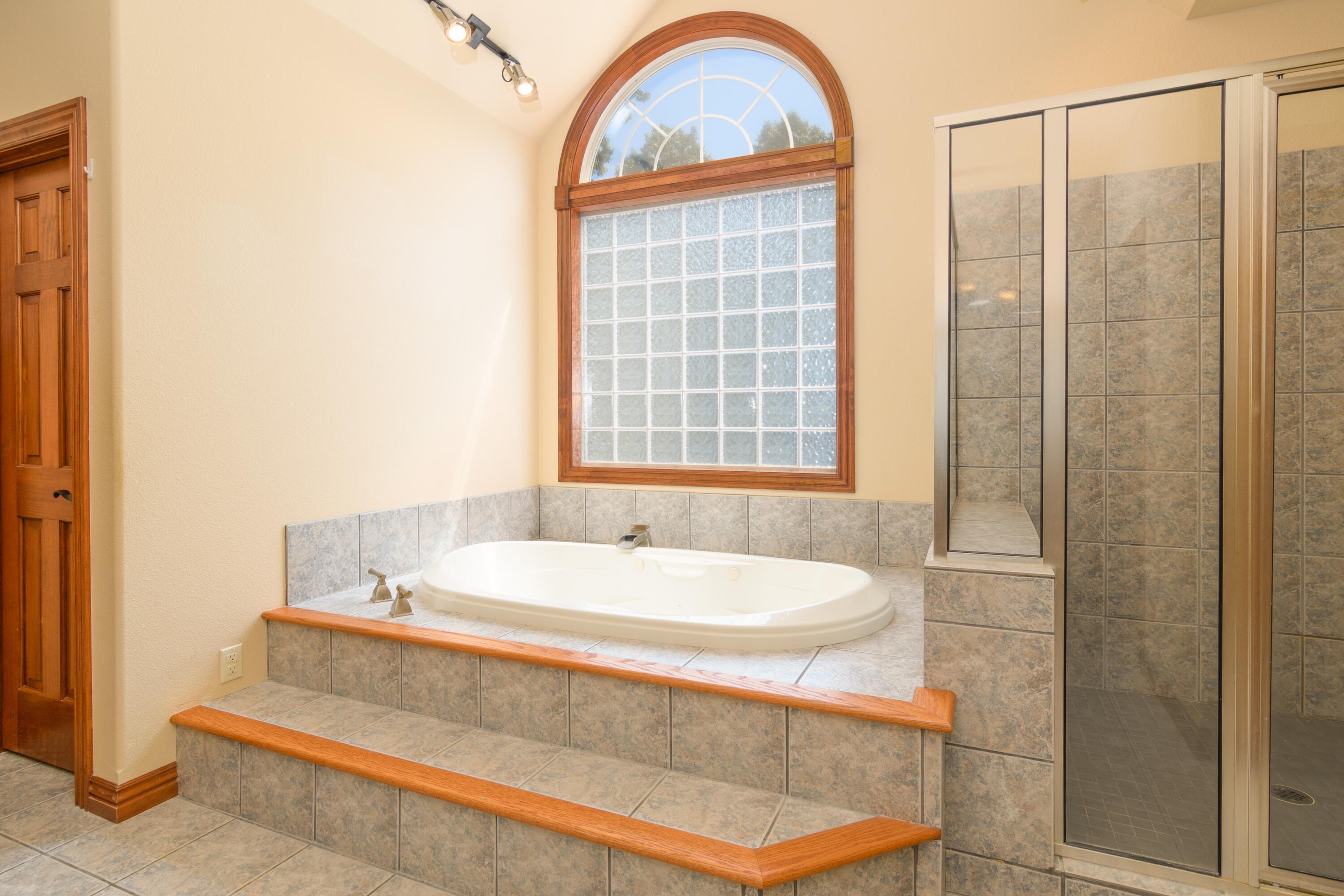 Walnut Shade, Missouri, 65771, United States, 6 Bedrooms Bedrooms, ,5 BathroomsBathrooms,Residential,For Sale,1975828