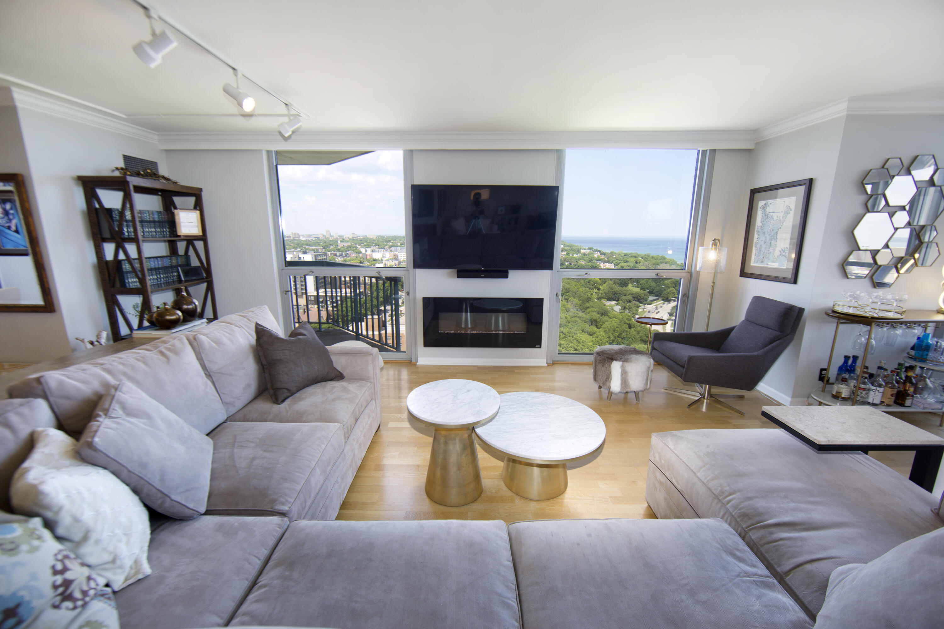 Milwaukee, Wisconsin, 53202, United States, 2 Bedrooms Bedrooms, ,3 BathroomsBathrooms,Residential,For Sale,1992022