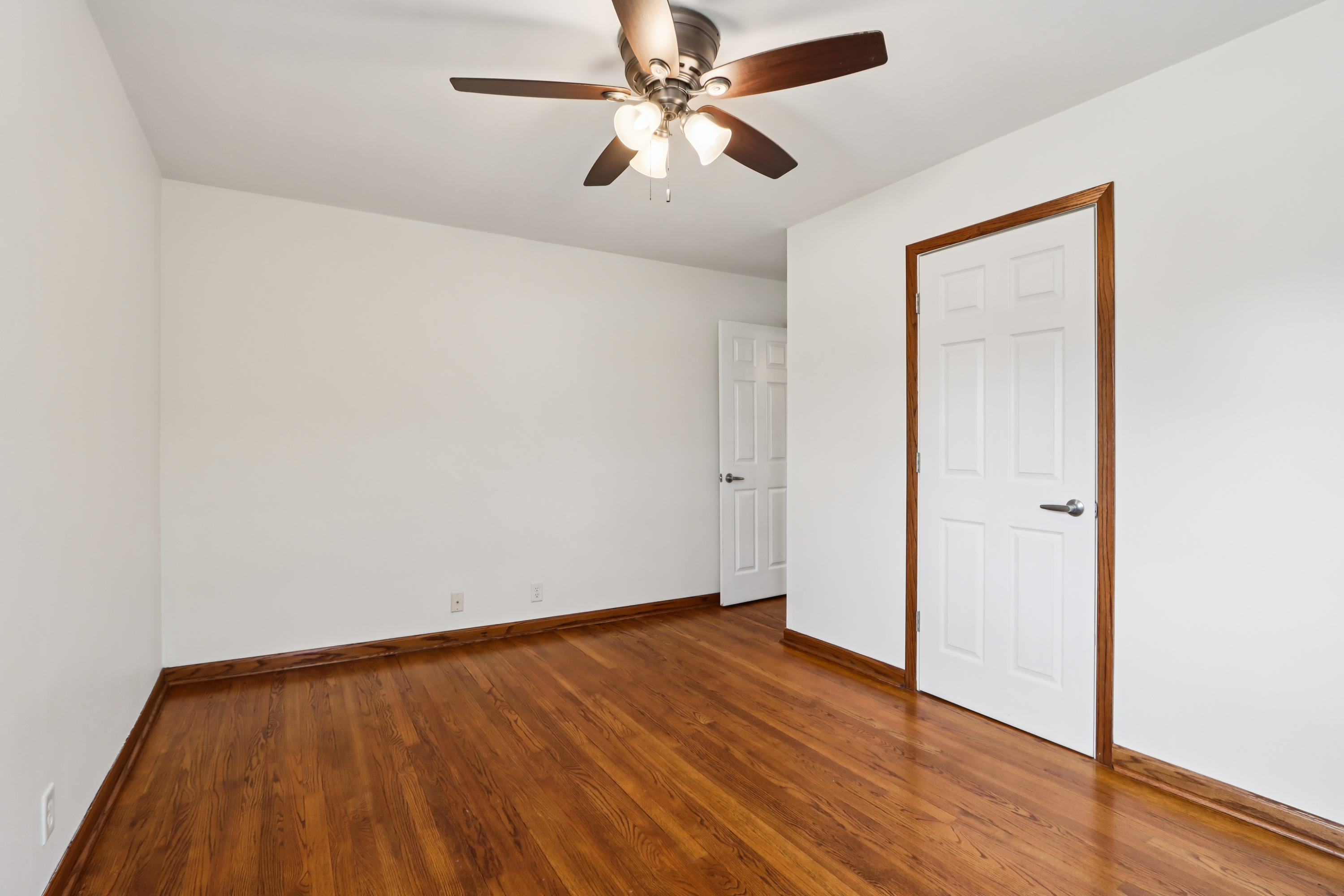  Classic Brick Ranch with an Incredible 3.5+ Car Garage - 物件實景