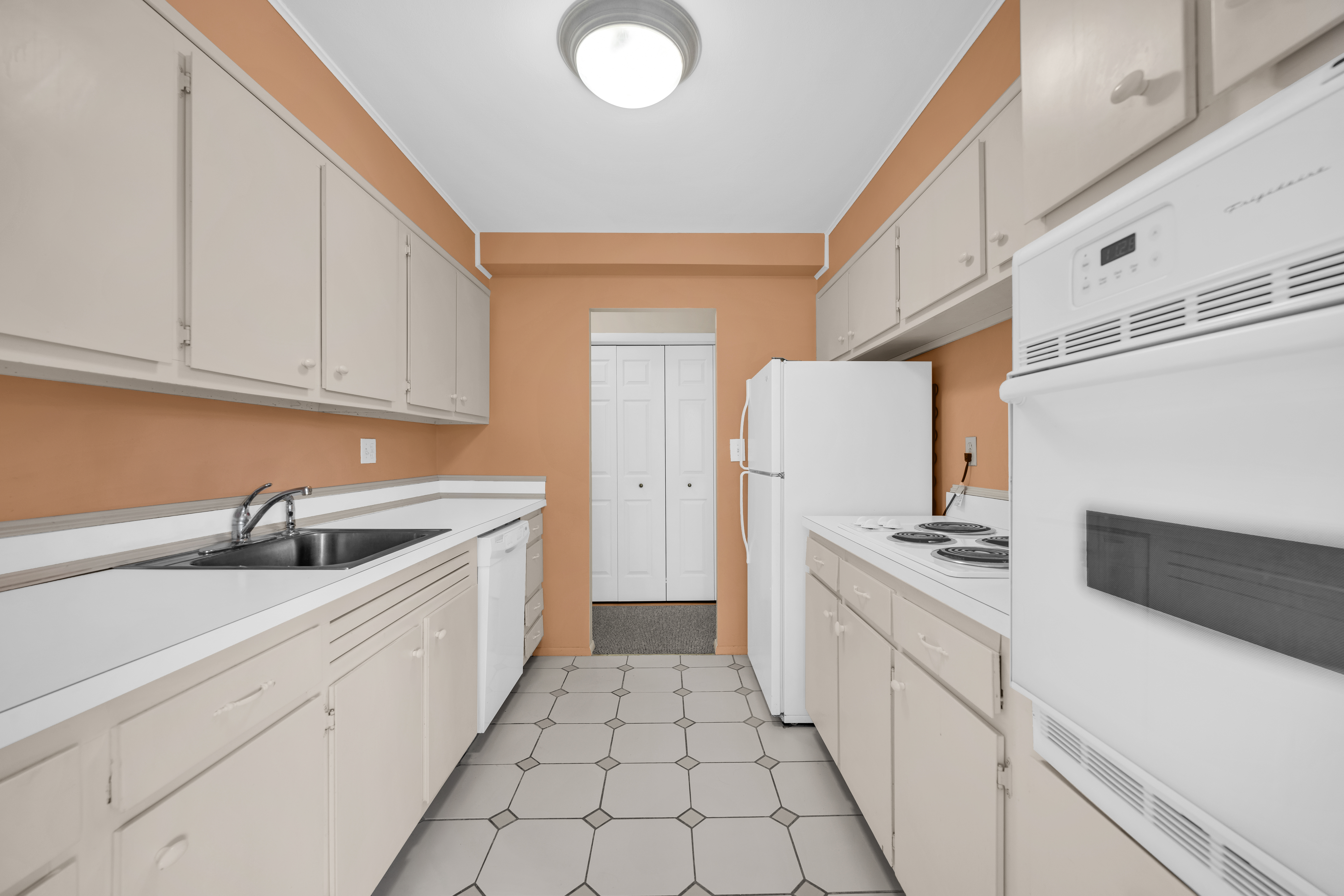 893 Farmington Avenue - 物件實景