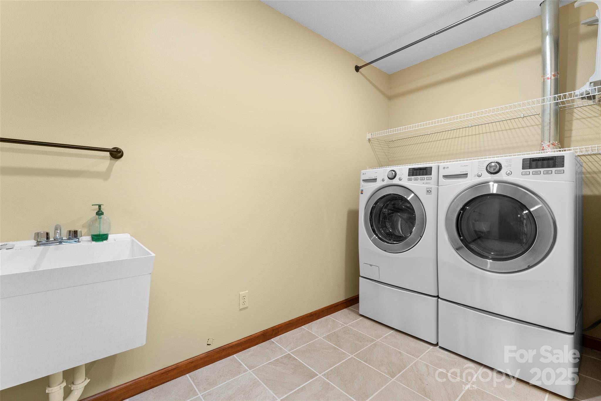 Maggie Valley, North Carolina, 28751, United States, 3 Bedrooms Bedrooms, ,3 BathroomsBathrooms,Residential,For Sale,1976067