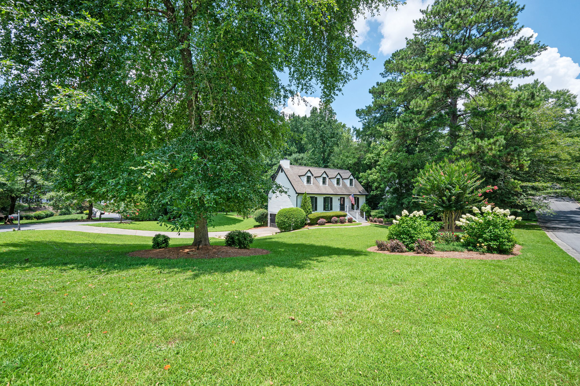  Exceptional Home Nestled on 0.83+/- Acre Picturesque Corner Lot - 物件實景